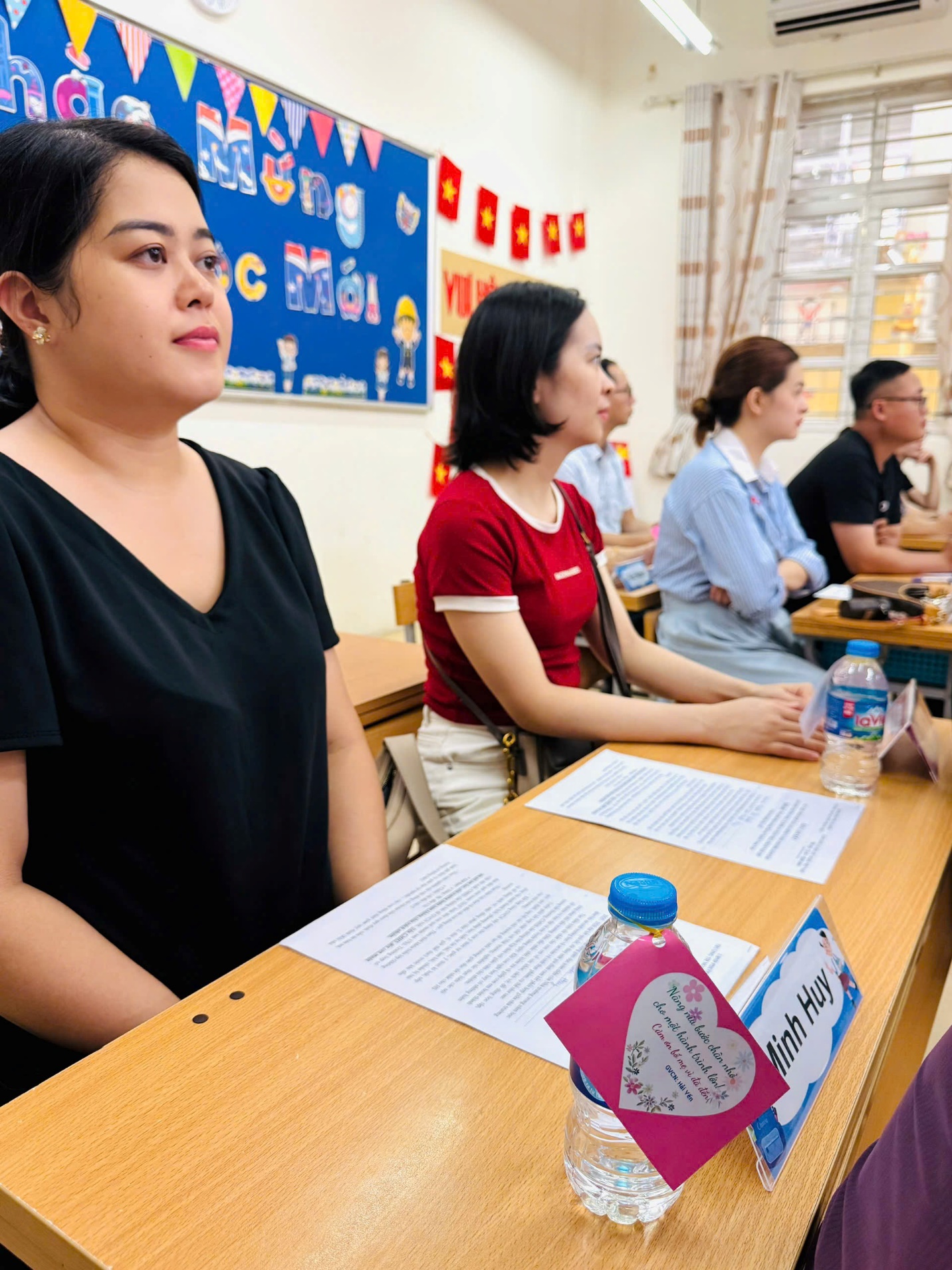 A group of people sitting at a desk

AI-generated content may be incorrect.