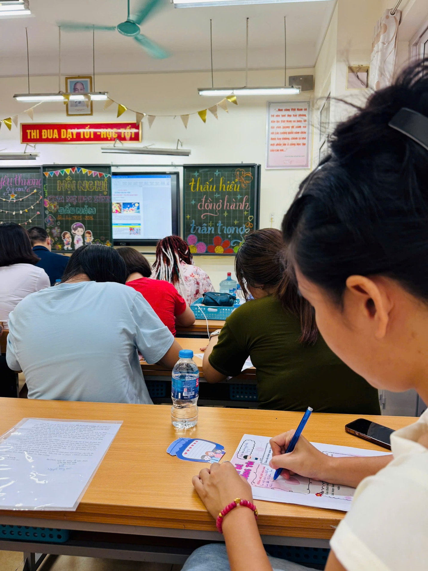 A group of people sitting at a desk in a classroom

AI-generated content may be incorrect.