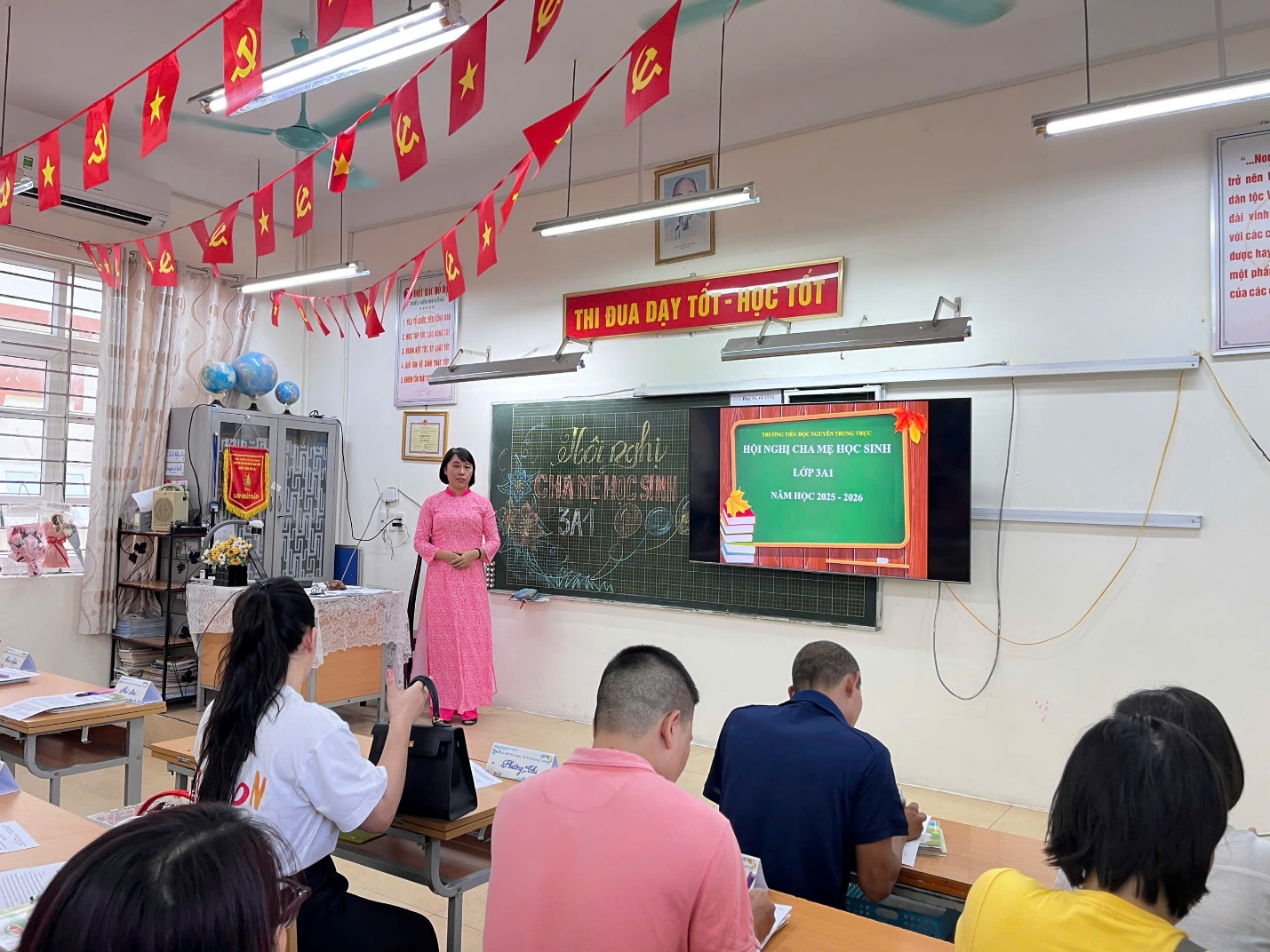 A group of people in a classroom

AI-generated content may be incorrect.