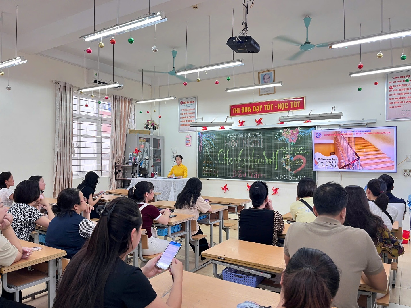 A group of people in a classroom

AI-generated content may be incorrect.