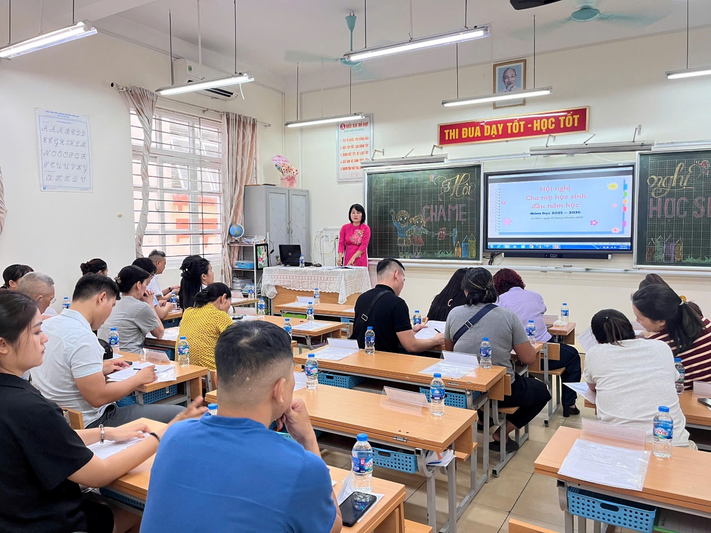 A group of people sitting at desks in a classroom

AI-generated content may be incorrect.