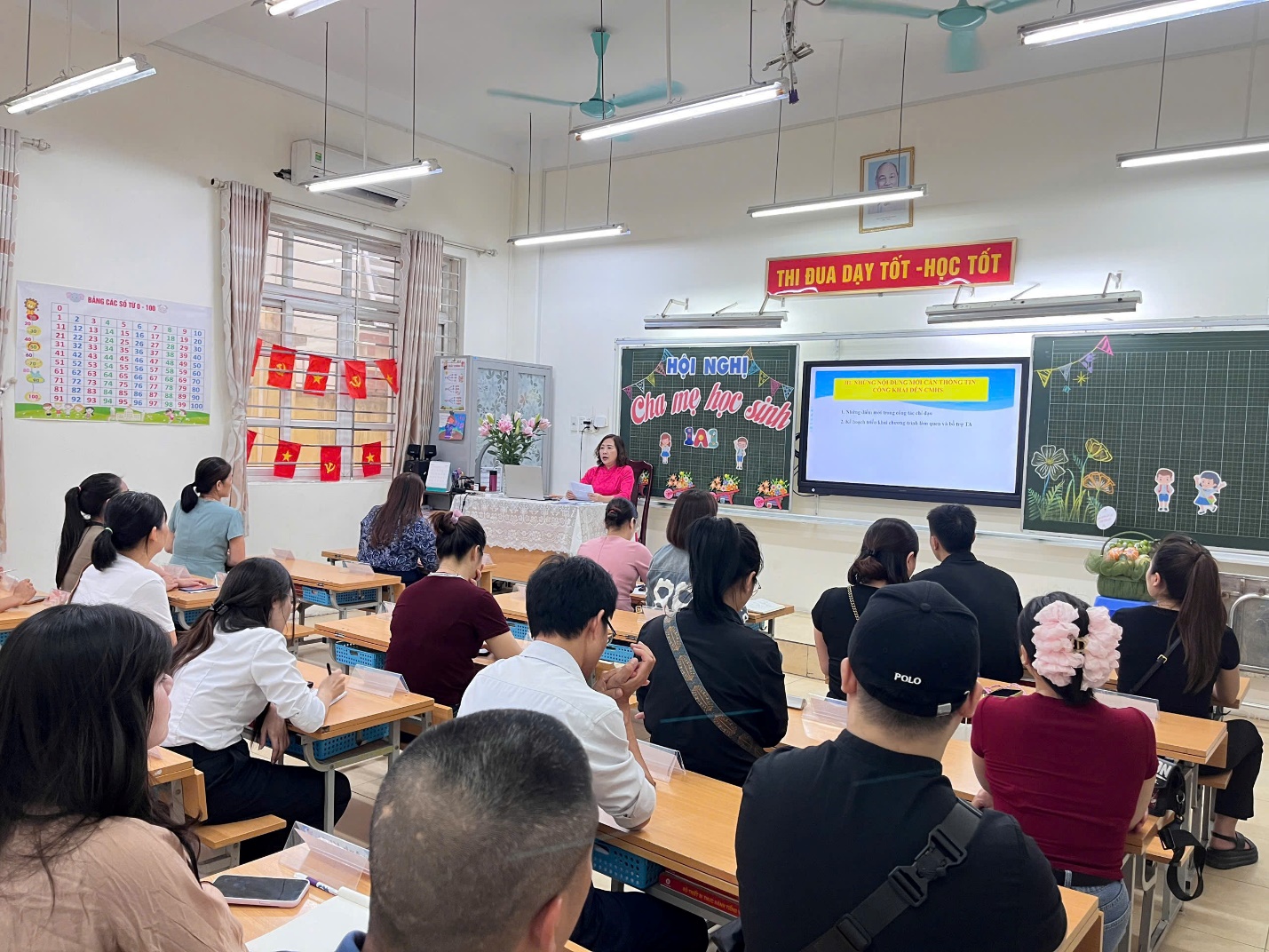 A group of people in a classroom

AI-generated content may be incorrect.