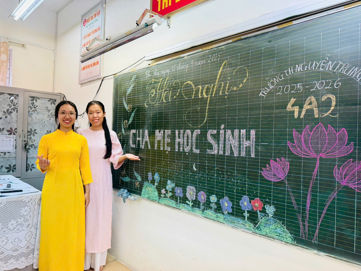 Two women standing next to a chalkboard

AI-generated content may be incorrect.