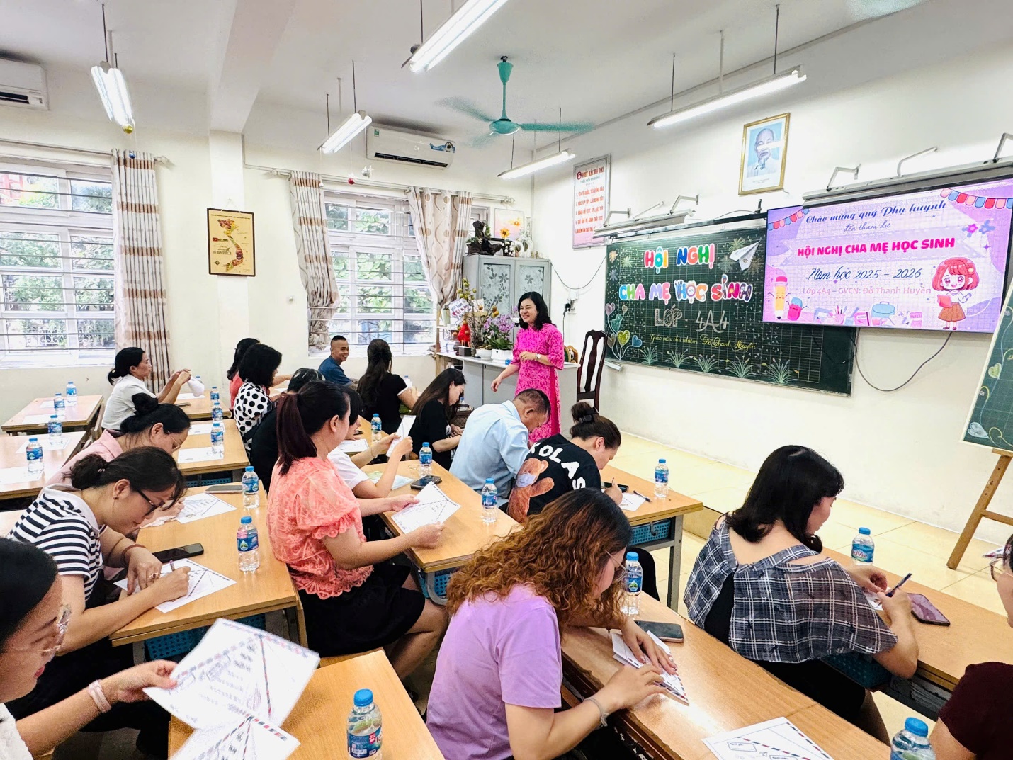 A group of people sitting at desks in a classroom

AI-generated content may be incorrect.