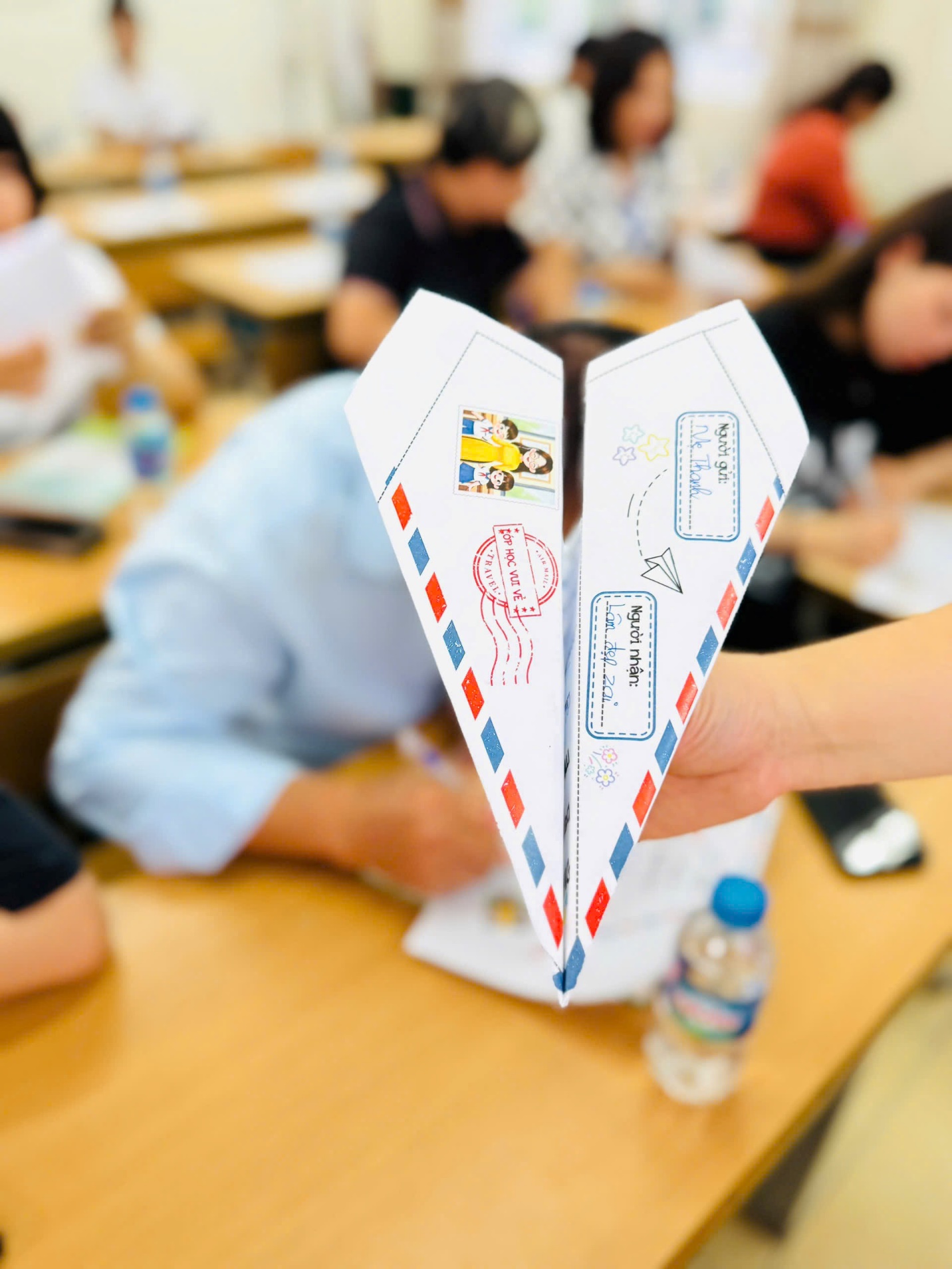 A hand holding a paper airplane

AI-generated content may be incorrect.