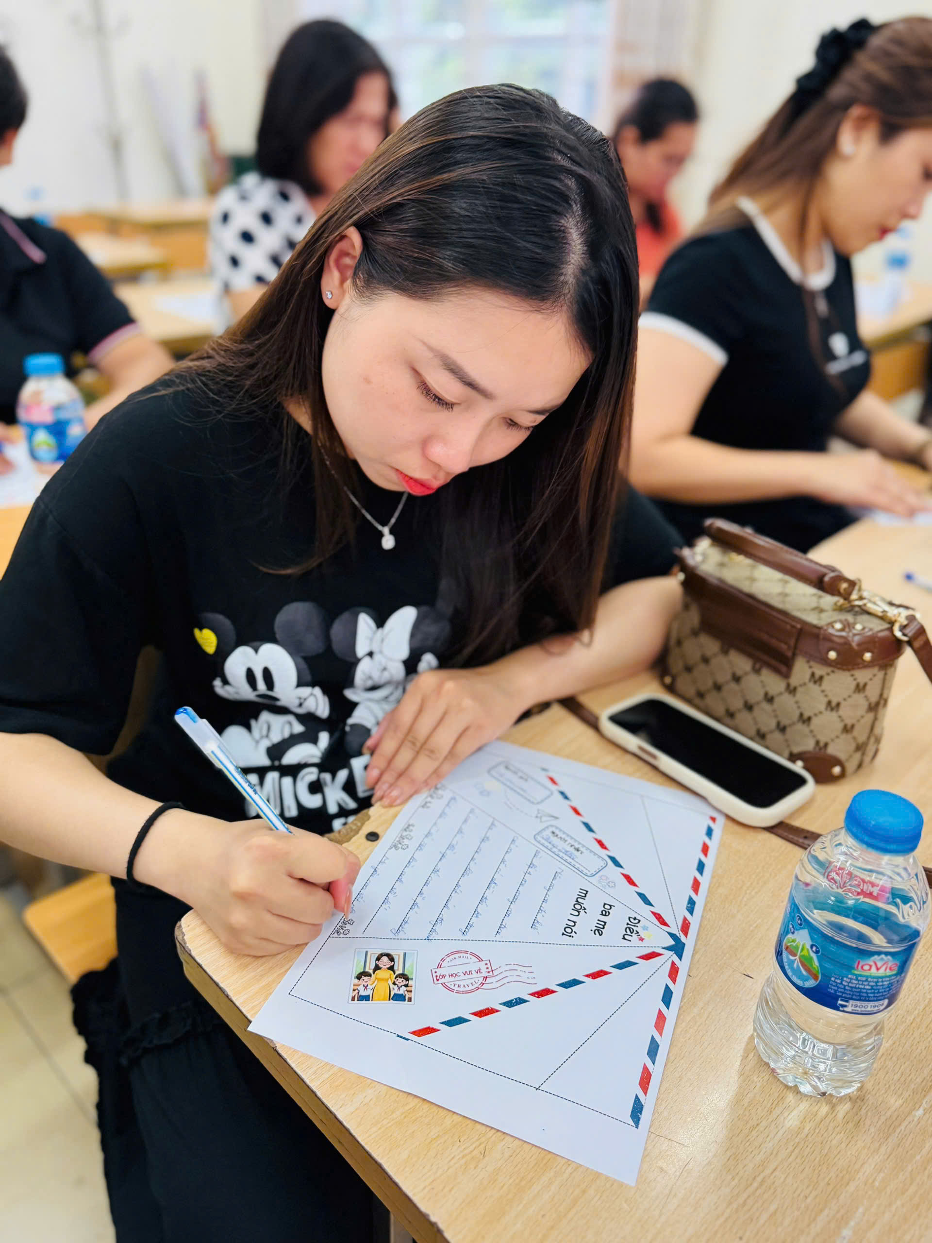 A person writing on a piece of paper

AI-generated content may be incorrect.