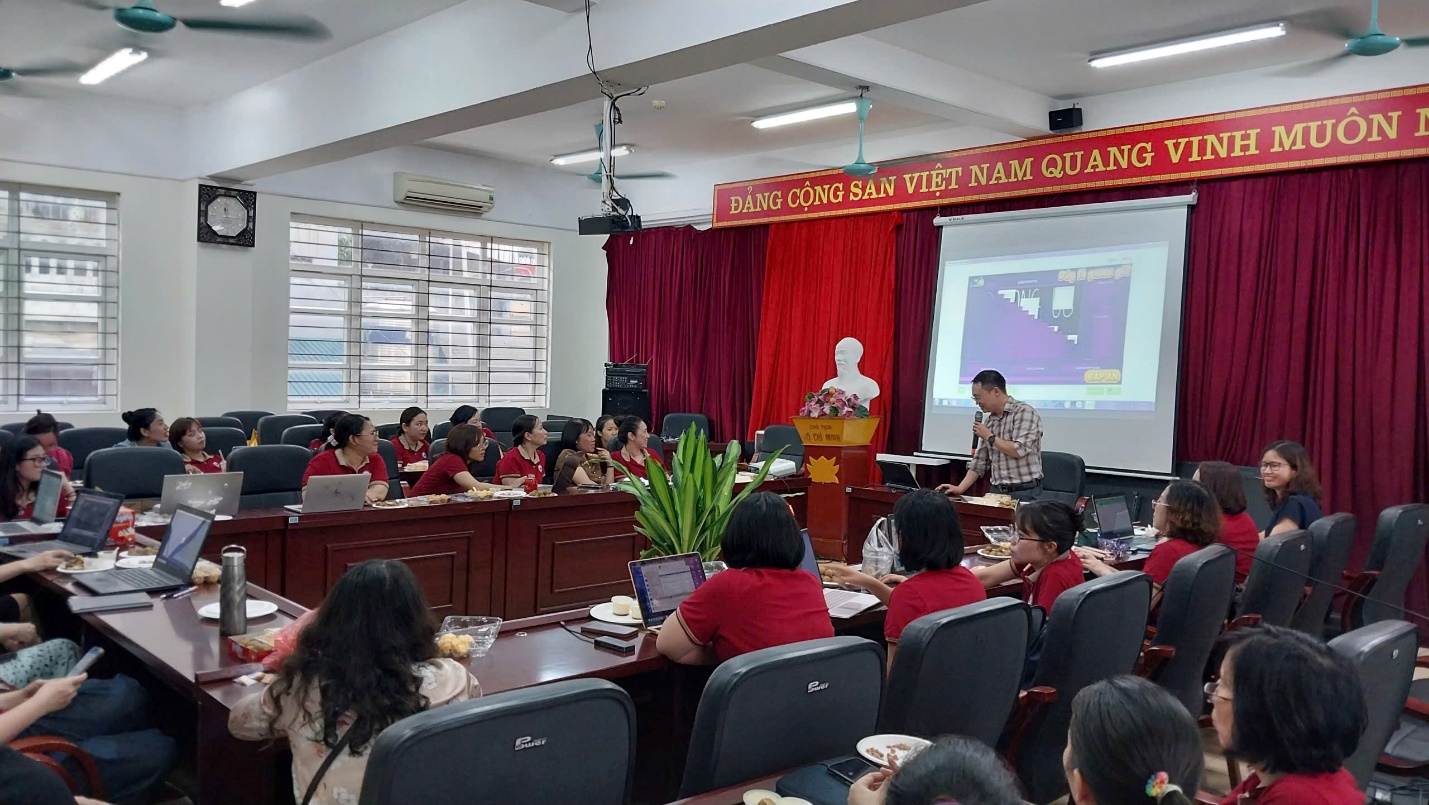 A group of people in a room

AI-generated content may be incorrect.