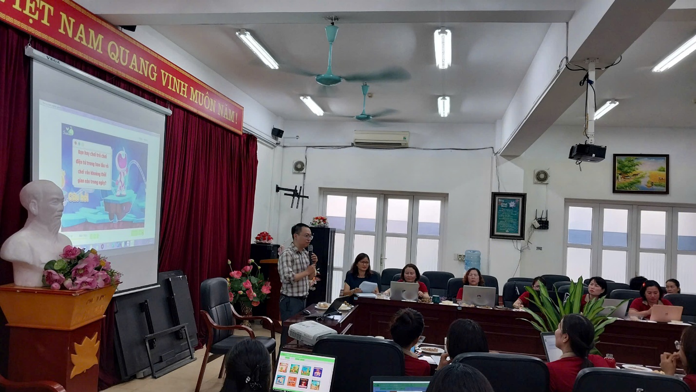 A group of people in a room

AI-generated content may be incorrect.