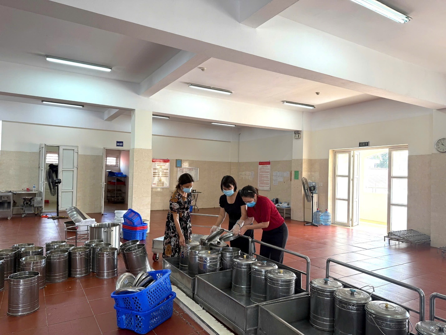 A group of people in a factory

AI-generated content may be incorrect.