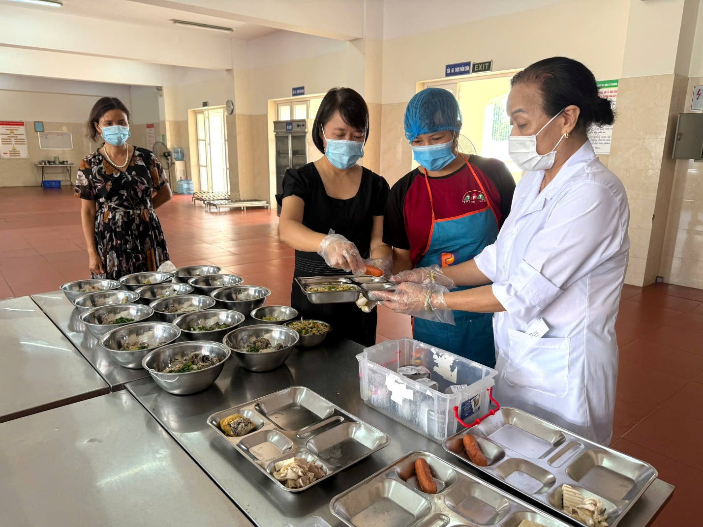 A group of people wearing masks and gloves

AI-generated content may be incorrect.