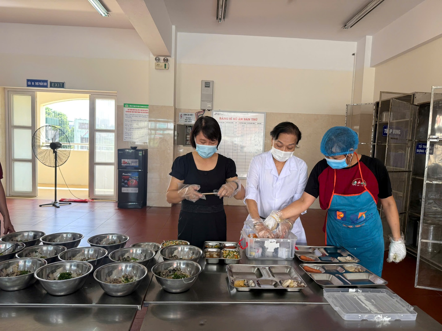 A group of people wearing masks and standing in a kitchen

AI-generated content may be incorrect.