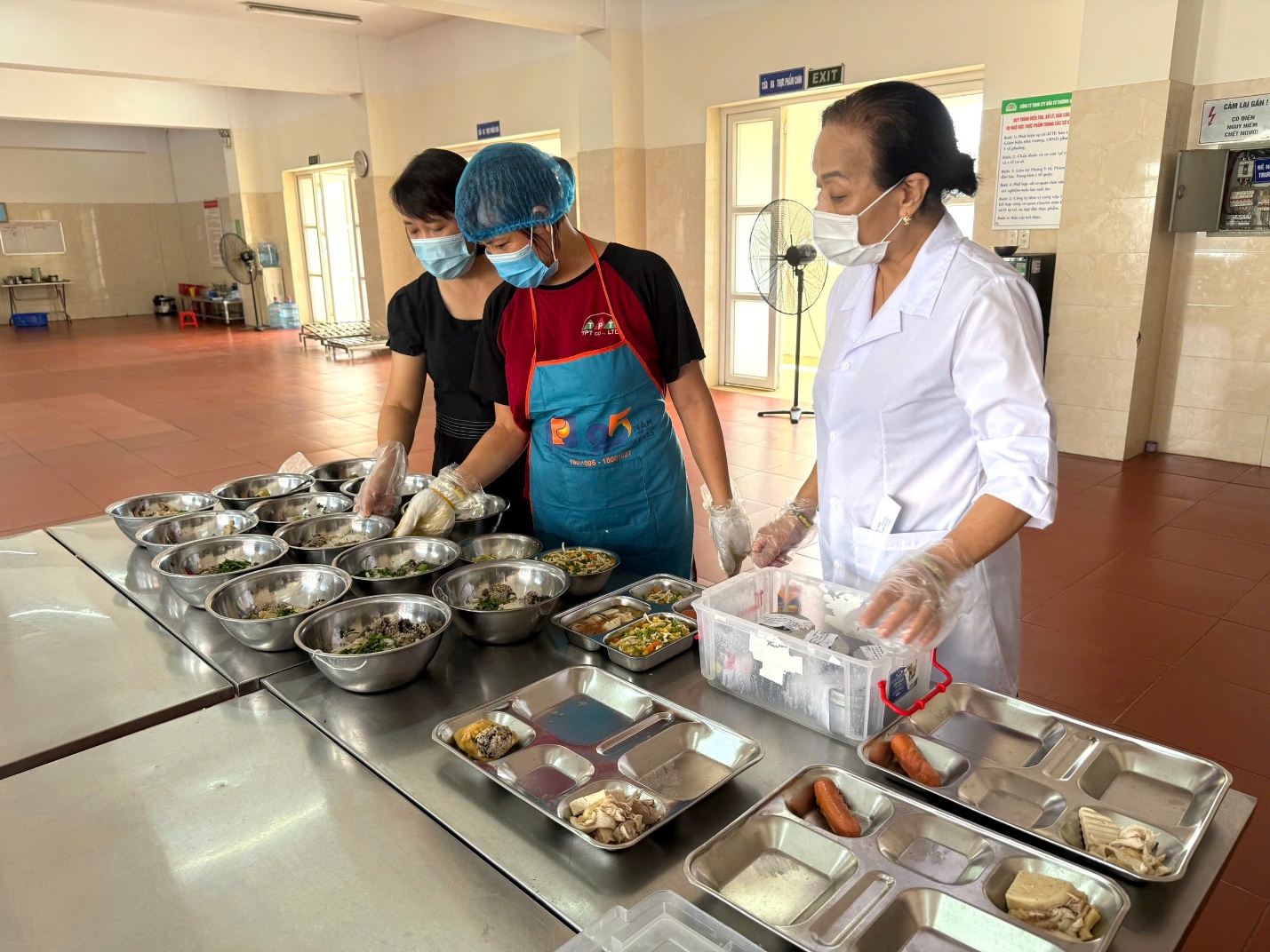 A group of people in a room with food

AI-generated content may be incorrect.