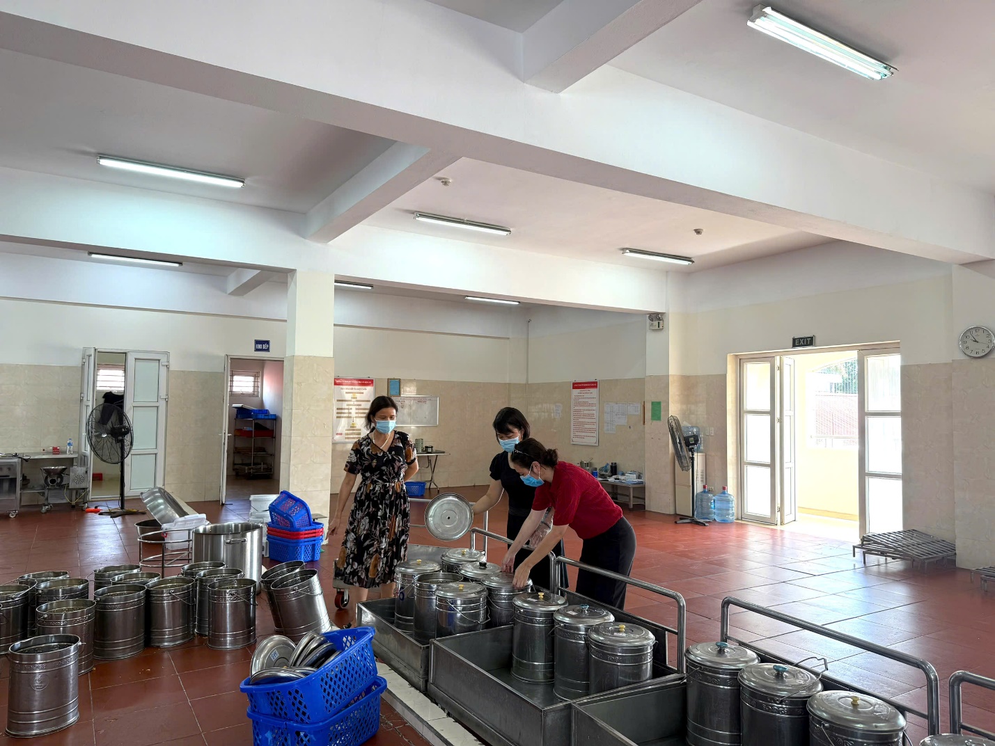 A group of people in a room

AI-generated content may be incorrect.