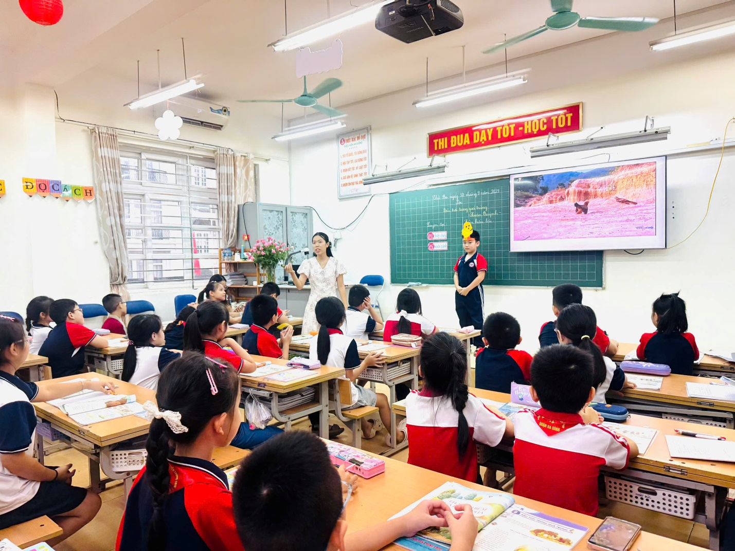 A group of children in a classroom

AI-generated content may be incorrect.