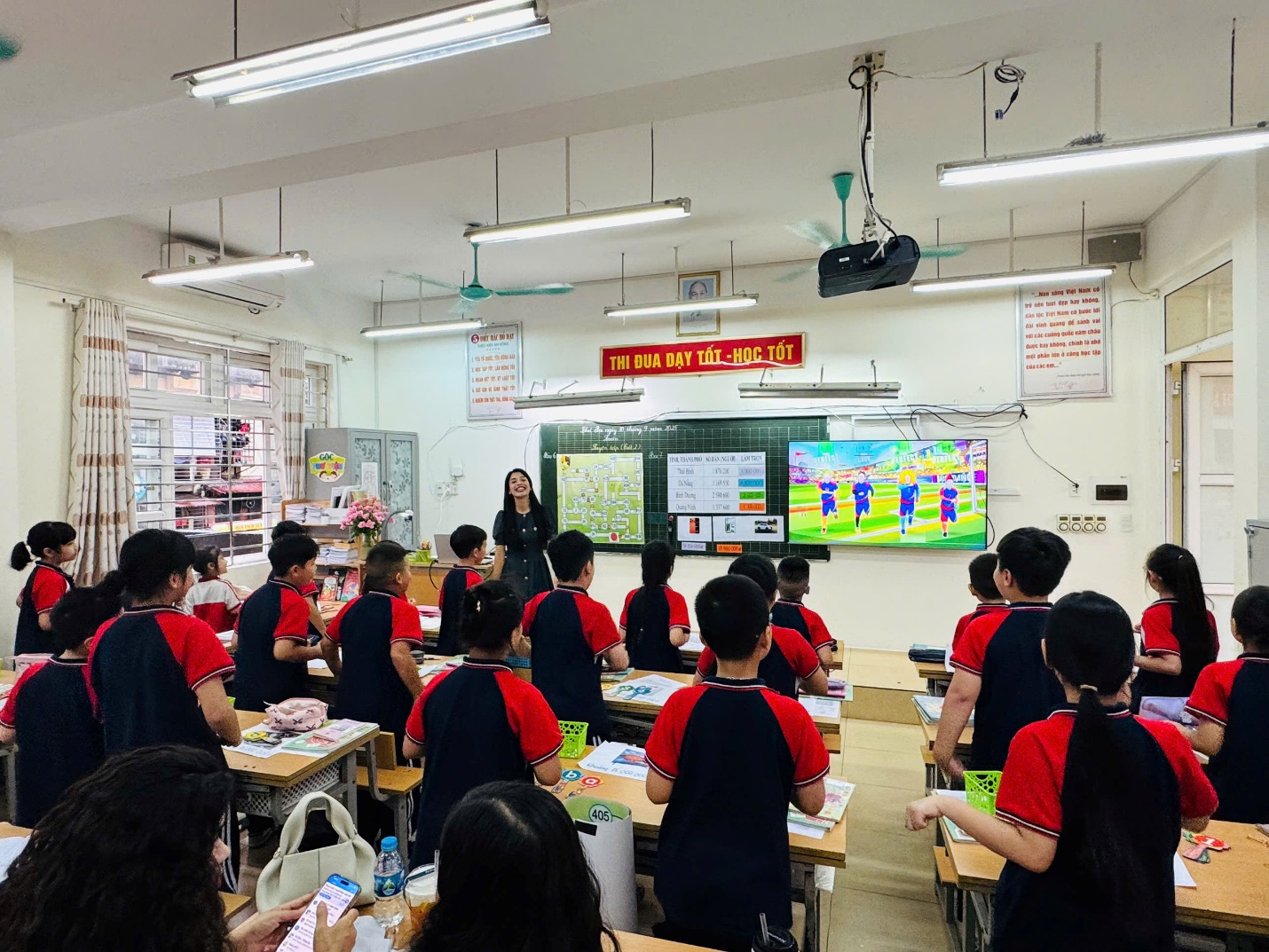 A group of students in a classroom

AI-generated content may be incorrect.