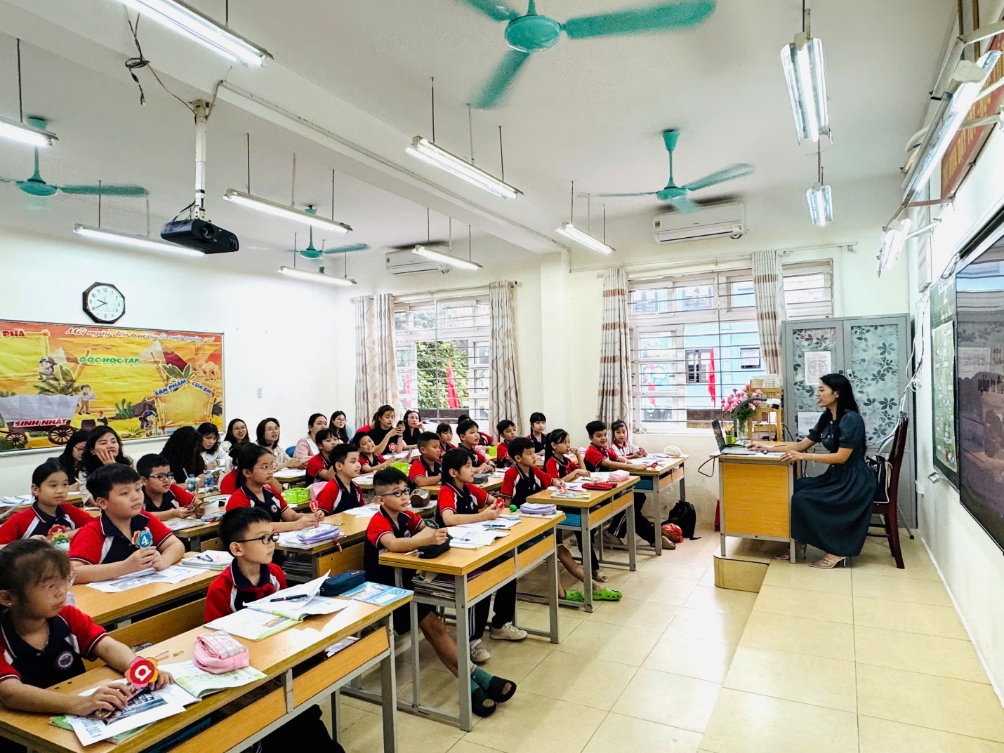 A group of students in a classroom

AI-generated content may be incorrect.