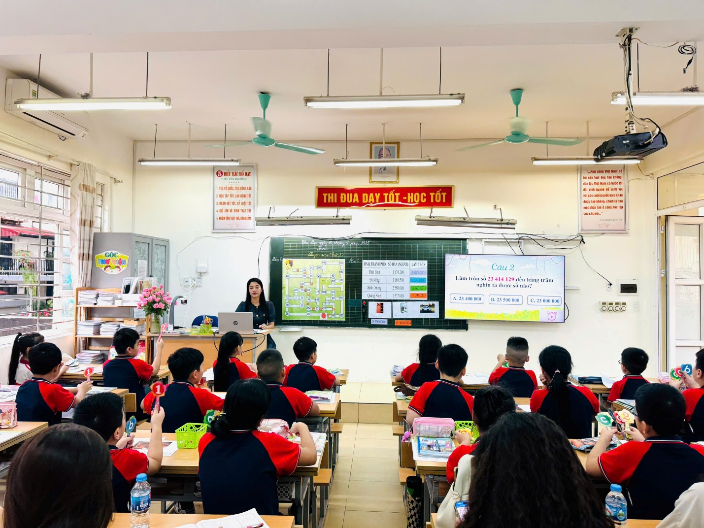 A group of students in a classroom

AI-generated content may be incorrect.