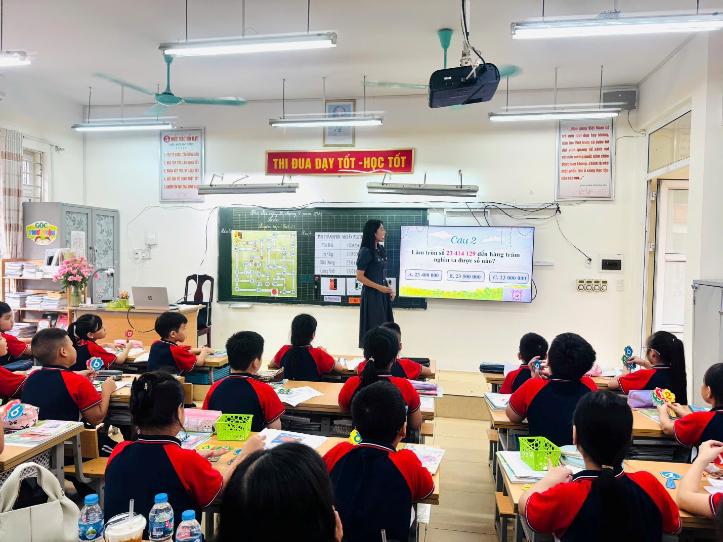 A group of children in a classroom

AI-generated content may be incorrect.