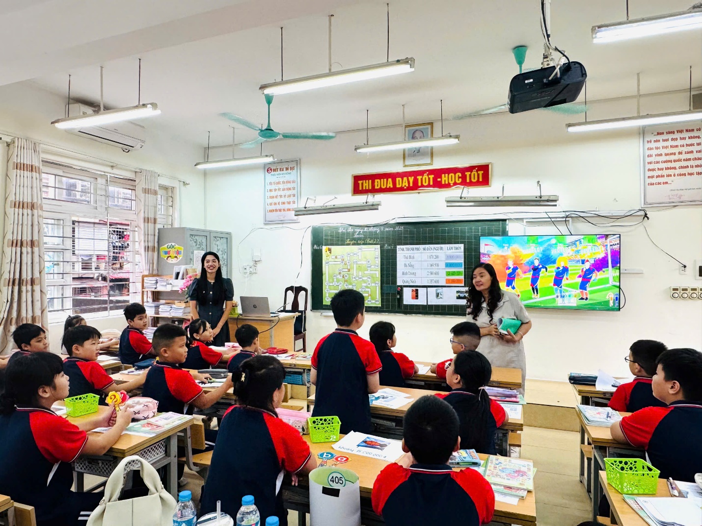 A group of children in a classroom

AI-generated content may be incorrect.