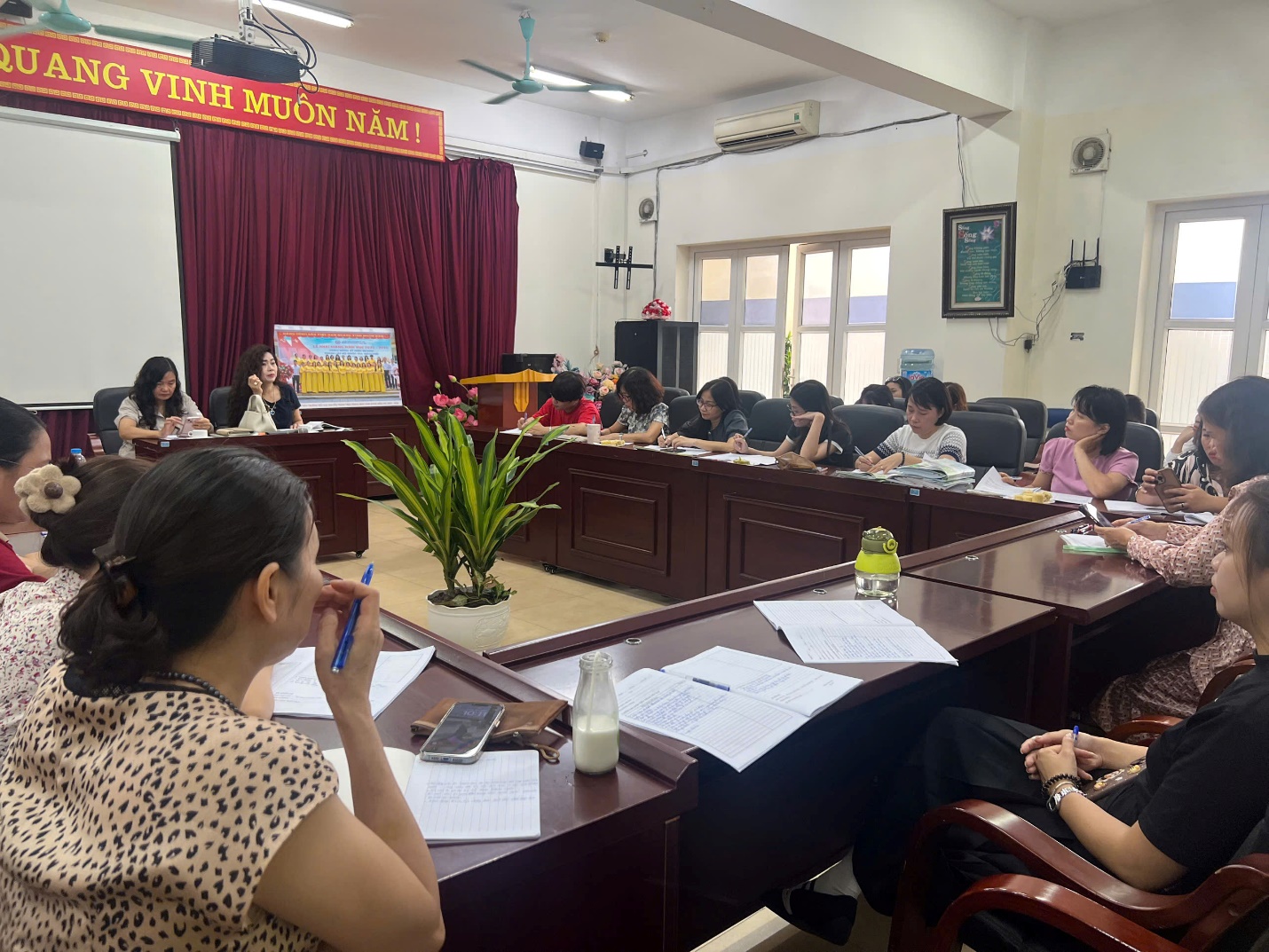 A group of people in a room

AI-generated content may be incorrect.