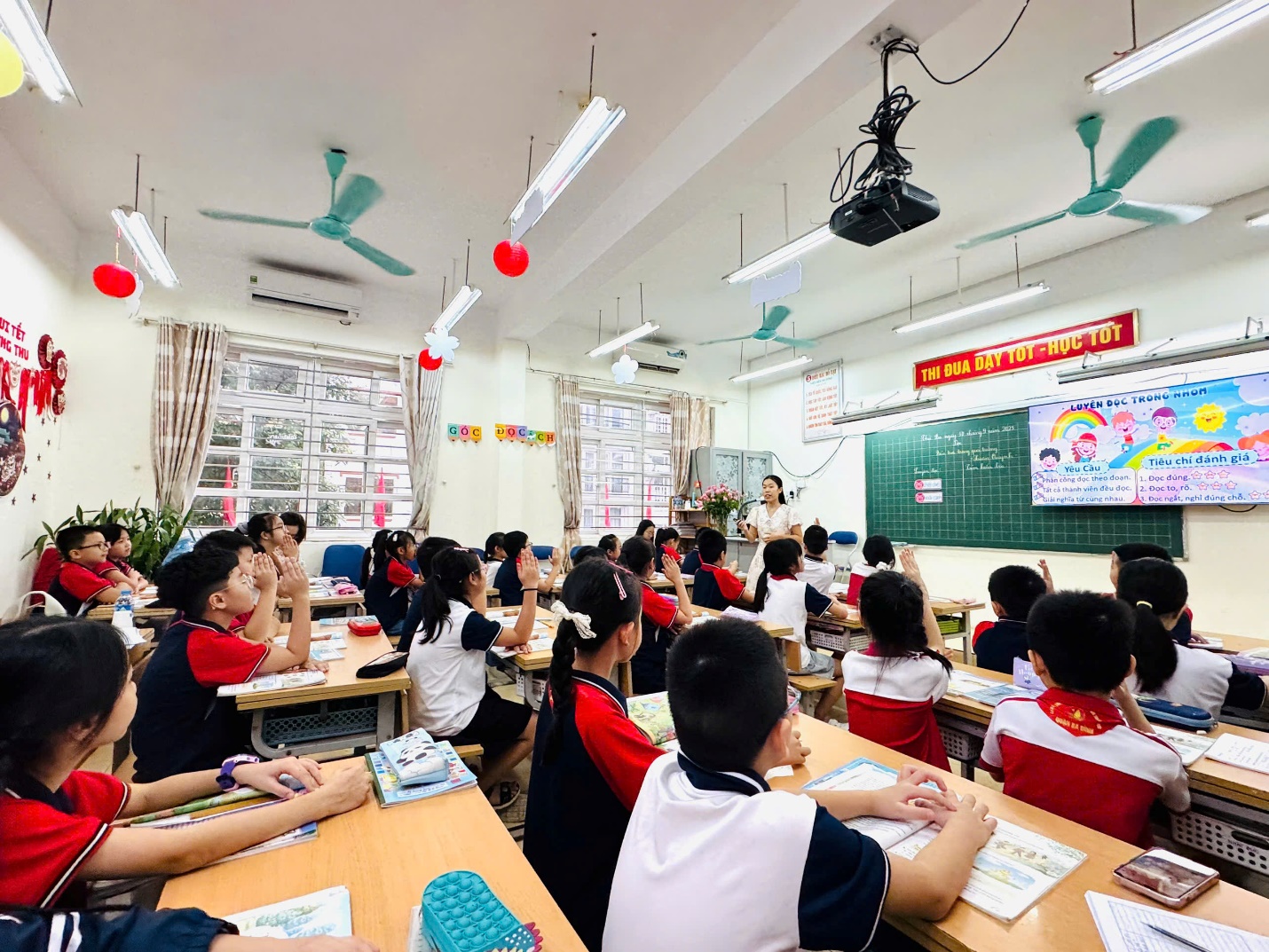 A group of students in a classroom

AI-generated content may be incorrect.