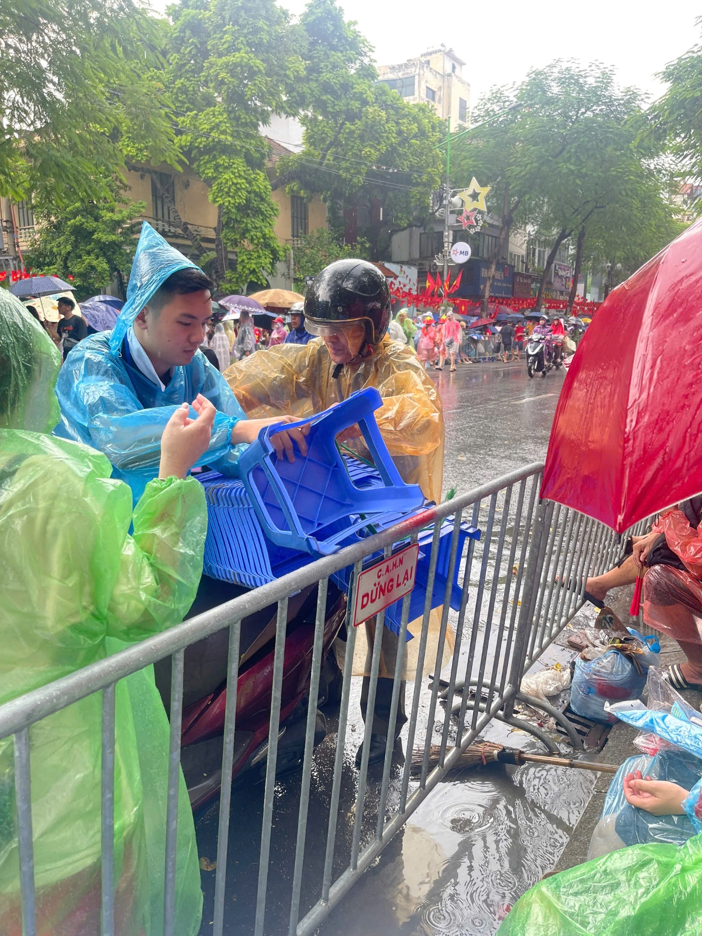 People in raincoats standing next to a metal fence

AI-generated content may be incorrect.