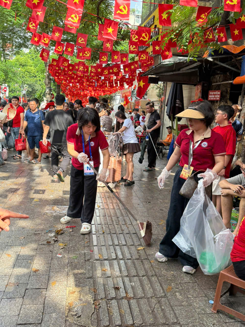 A group of people on a street

AI-generated content may be incorrect.