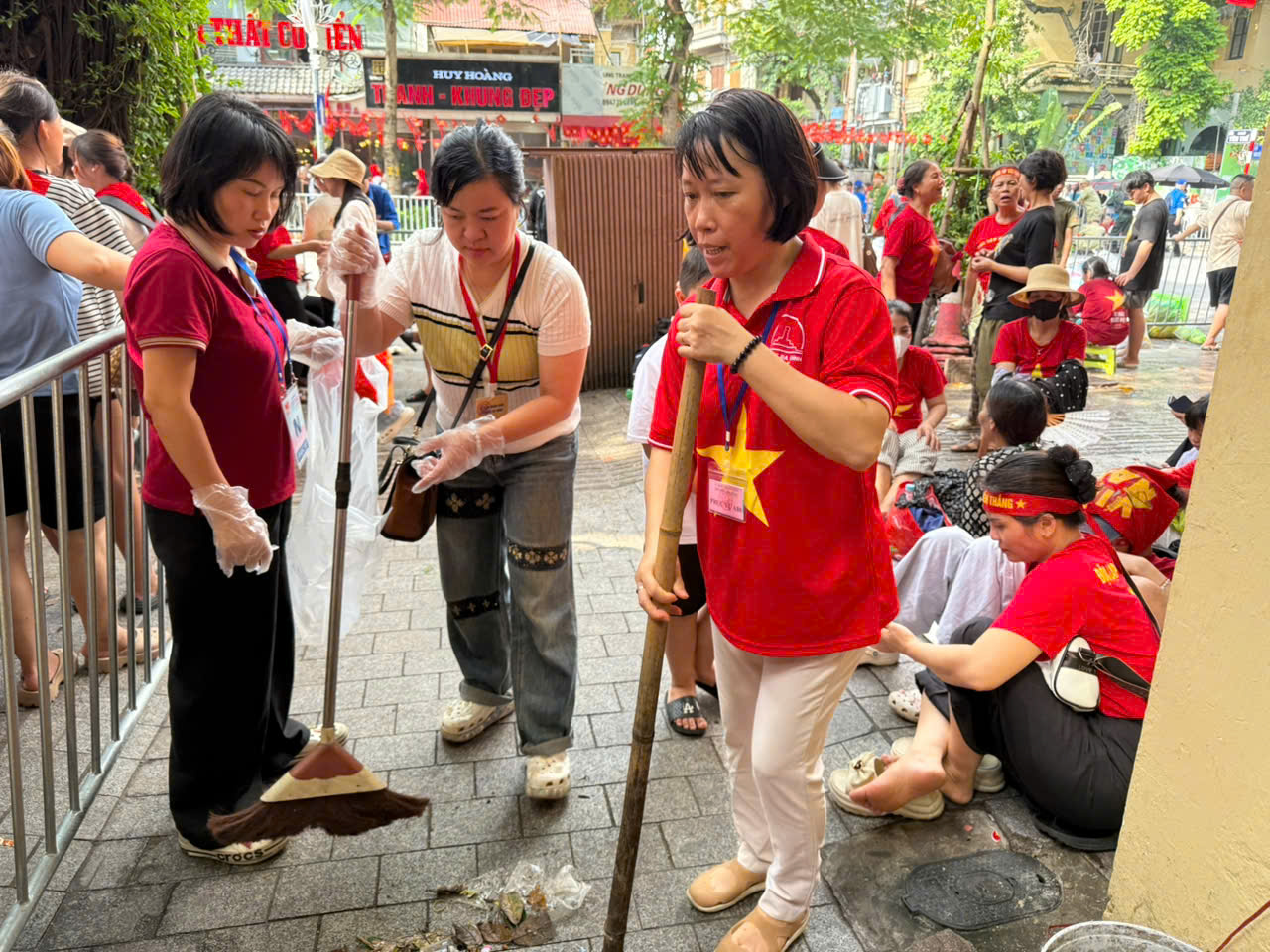 A group of people cleaning the street

AI-generated content may be incorrect.