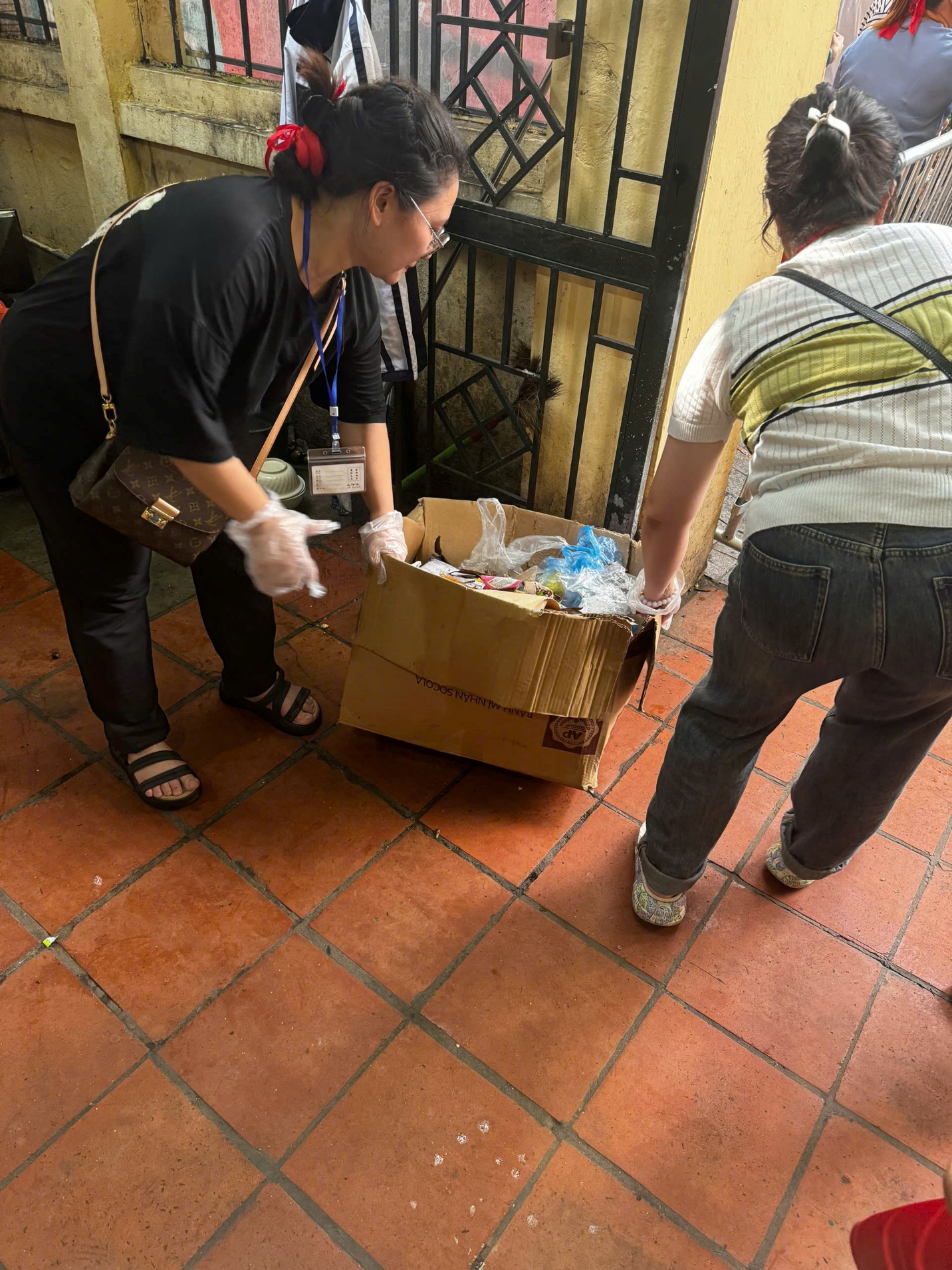 A person holding a box with a person in front of her

AI-generated content may be incorrect.