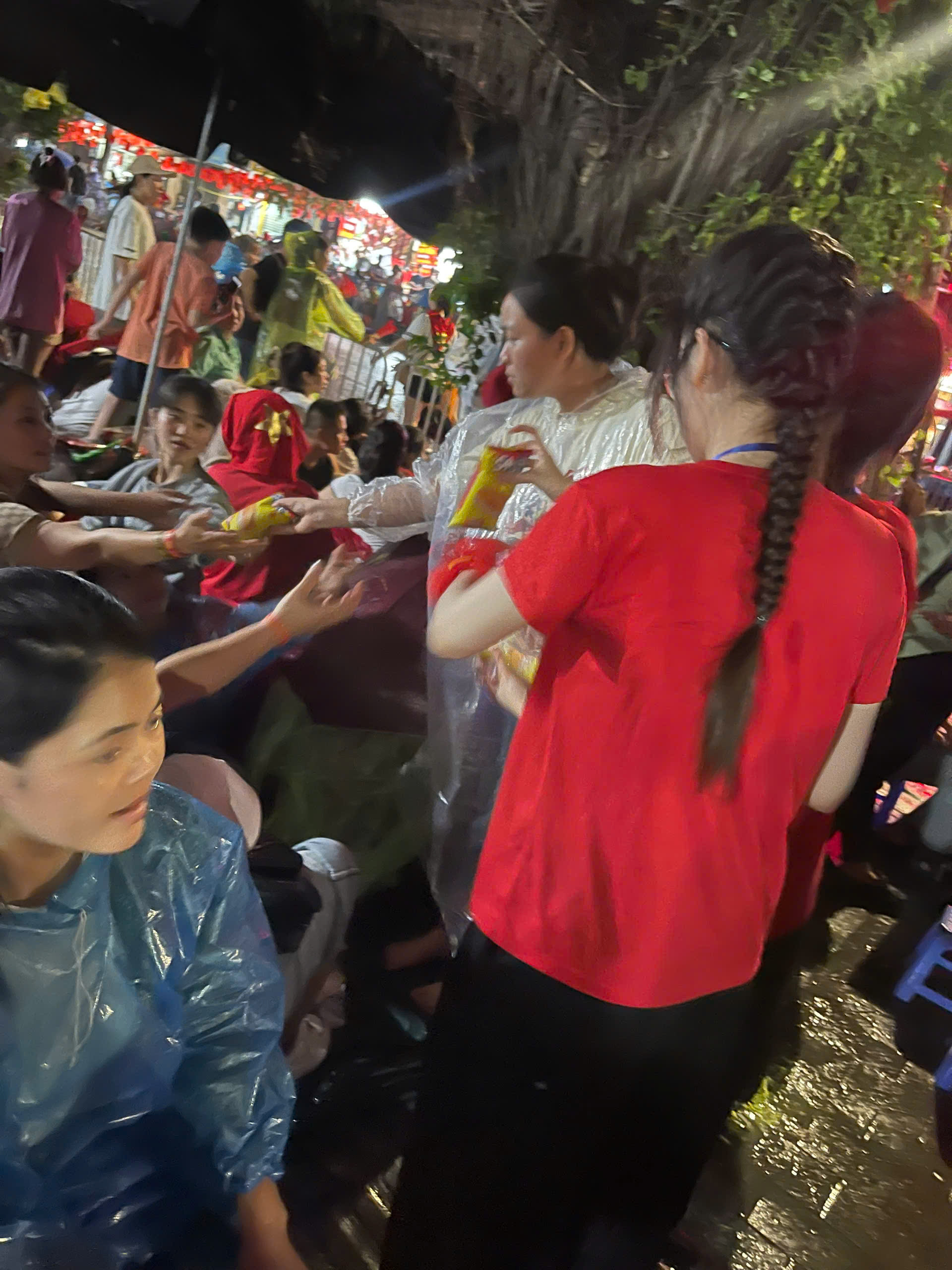 A group of people in a crowd

AI-generated content may be incorrect.