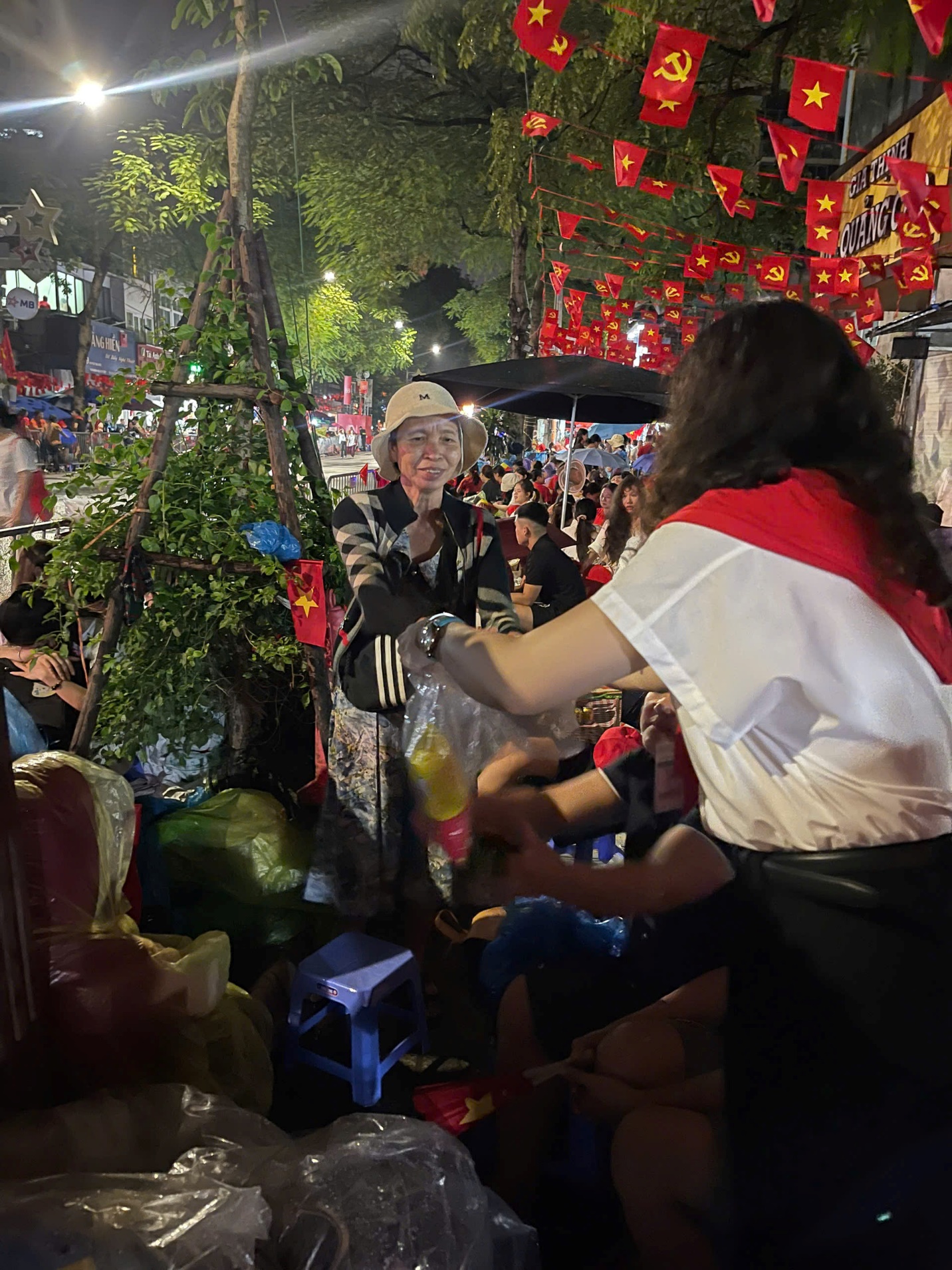 A person standing in a crowd of people

AI-generated content may be incorrect.