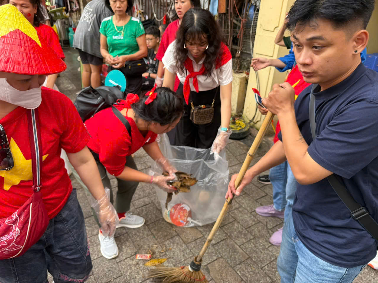 A group of people cleaning up a street

AI-generated content may be incorrect.