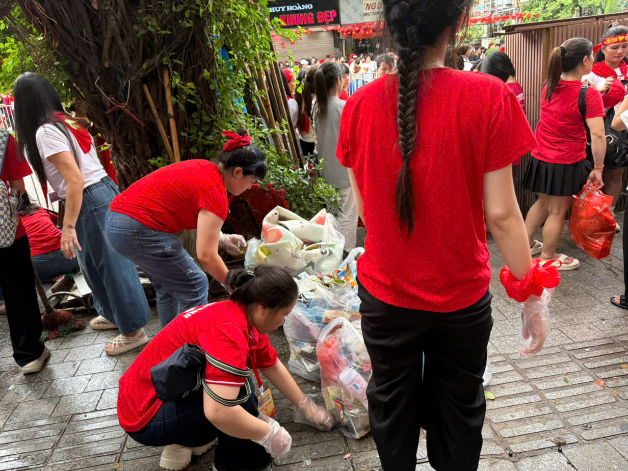 A group of people in red shirts

AI-generated content may be incorrect.