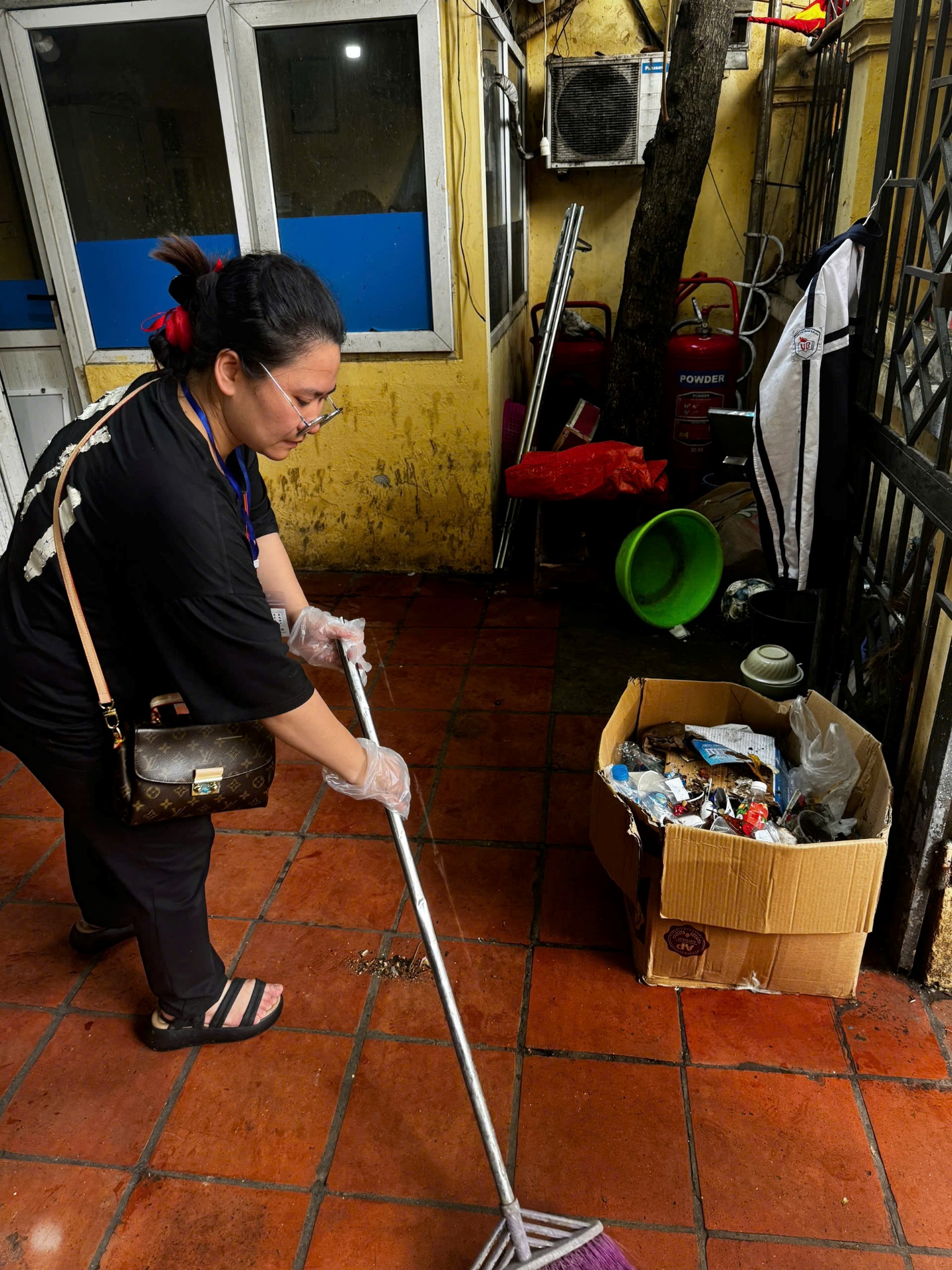 A person cleaning a floor

AI-generated content may be incorrect.