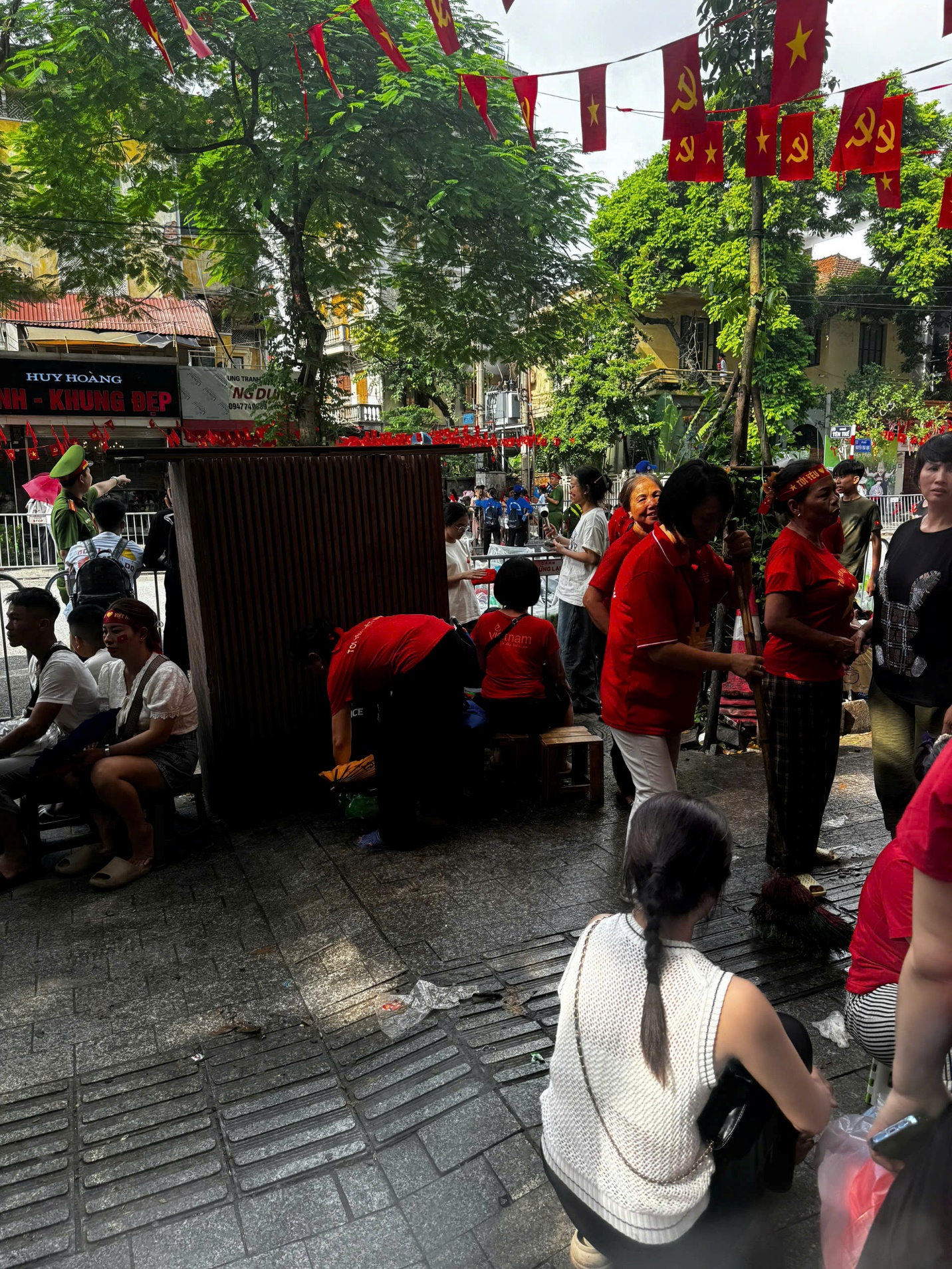 A group of people outside

AI-generated content may be incorrect.