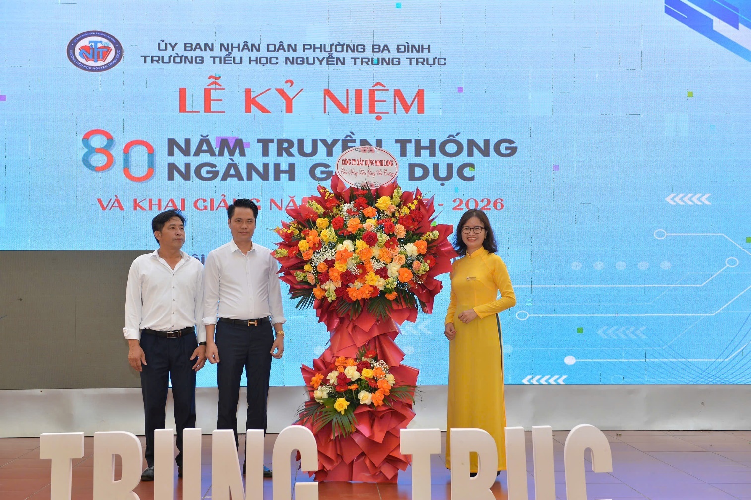 A group of people standing in front of a large bouquet of flowers

AI-generated content may be incorrect.