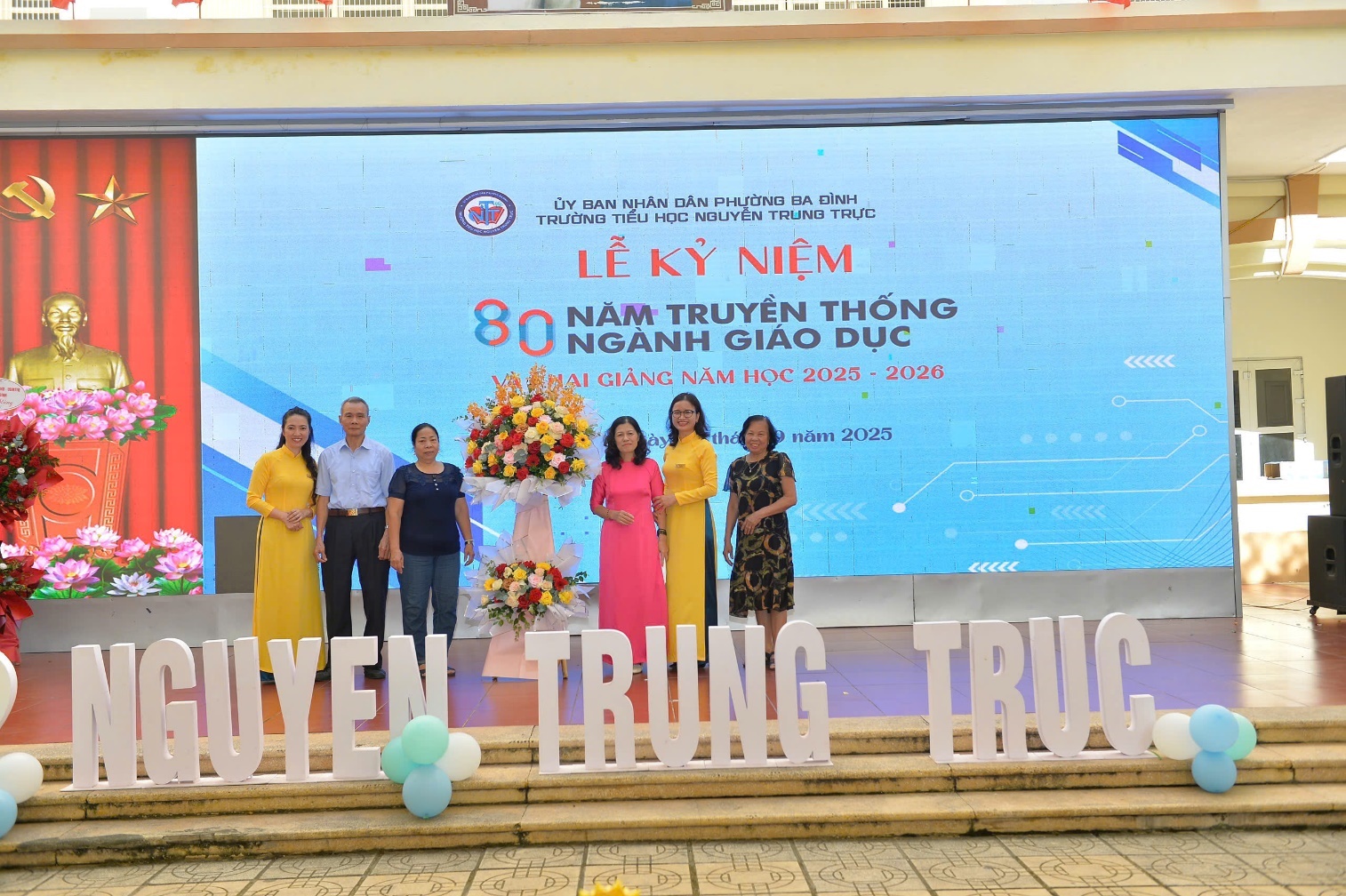 A group of people standing in front of a large screen

AI-generated content may be incorrect.