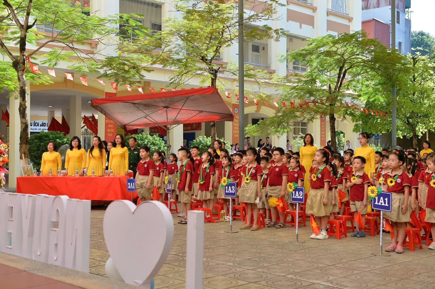 A group of people in a parade

AI-generated content may be incorrect.