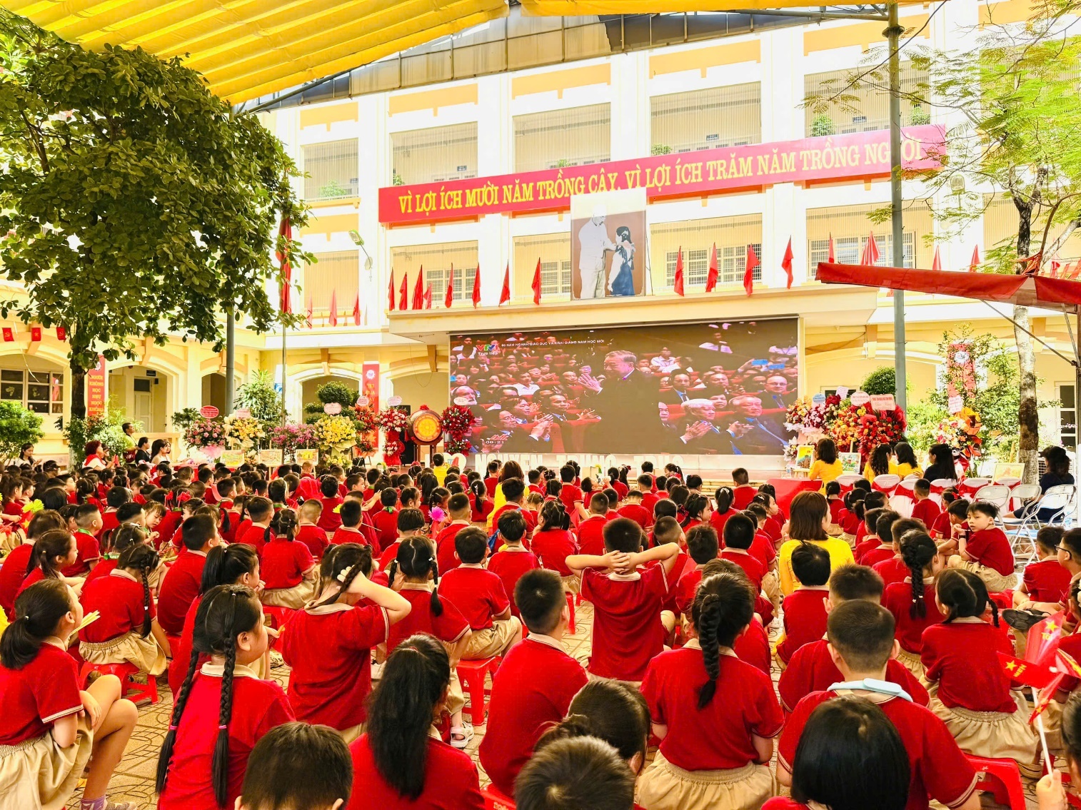 A group of children in red shirts

AI-generated content may be incorrect.