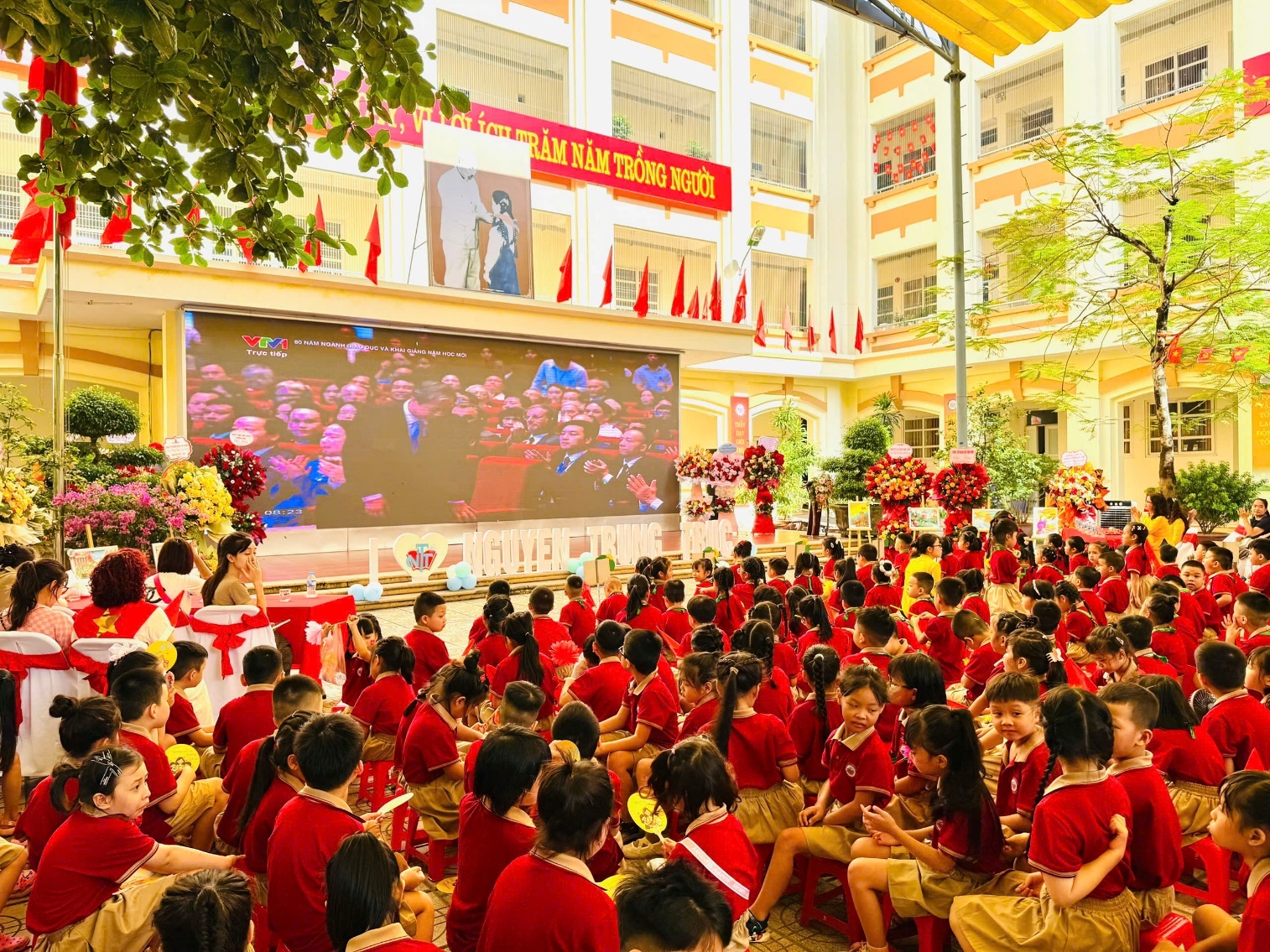 A group of children in a classroom

AI-generated content may be incorrect.