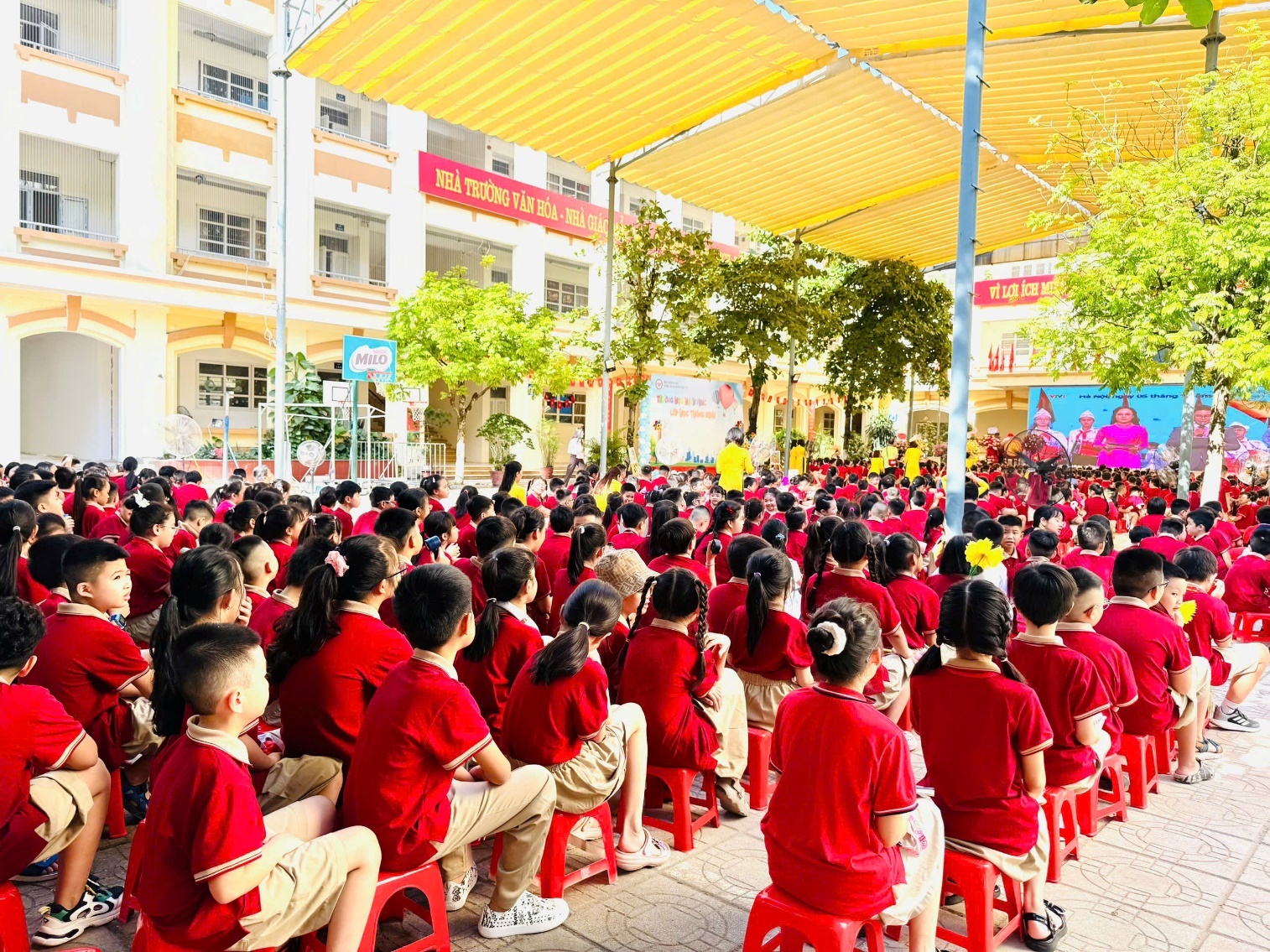 A group of children sitting on red chairs

AI-generated content may be incorrect.