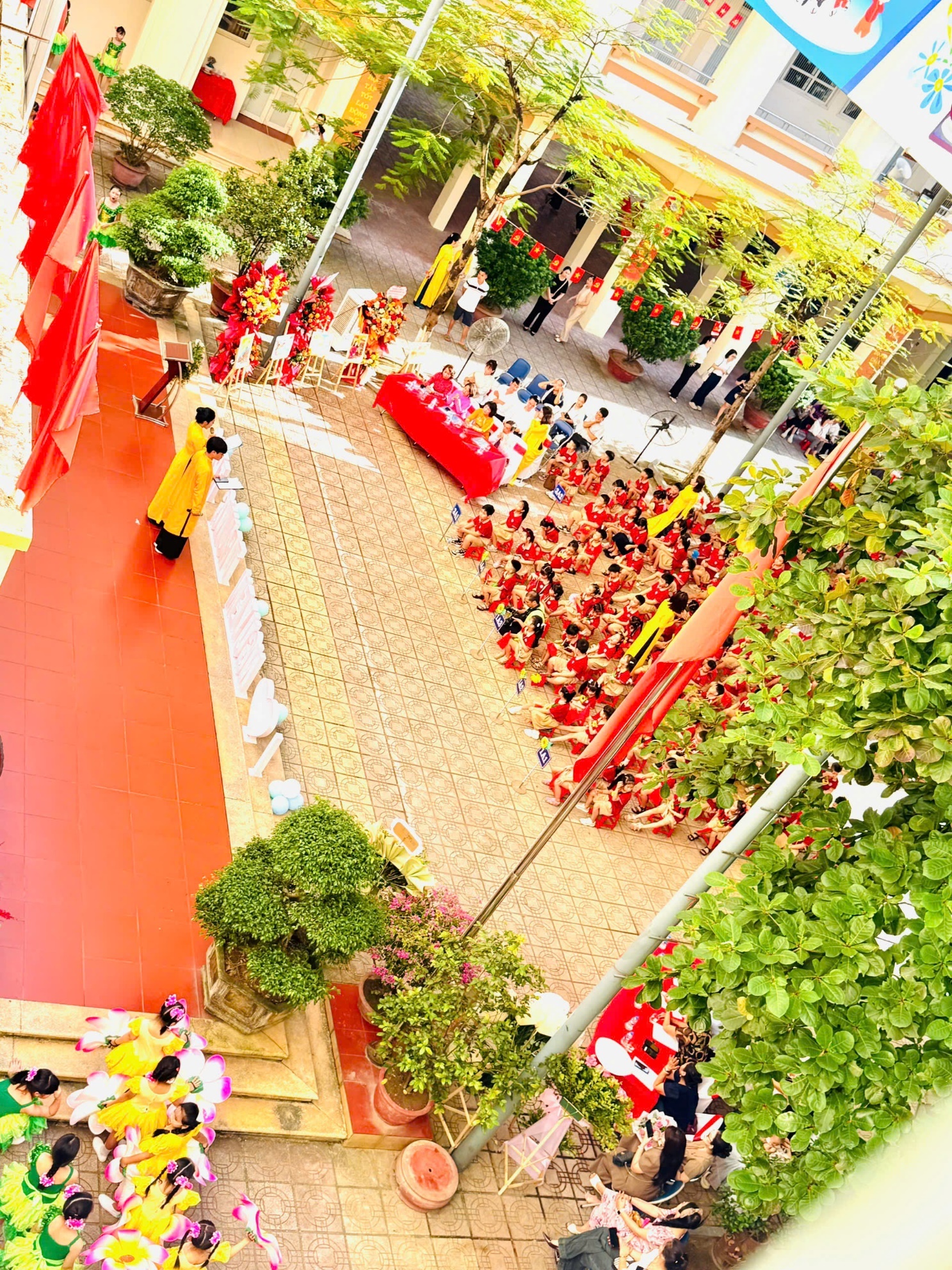 A group of people in a courtyard

AI-generated content may be incorrect.