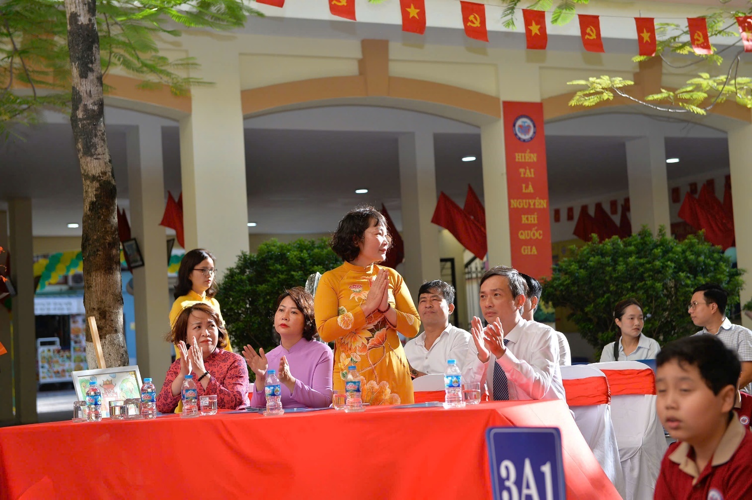 A group of people standing at a table

AI-generated content may be incorrect.