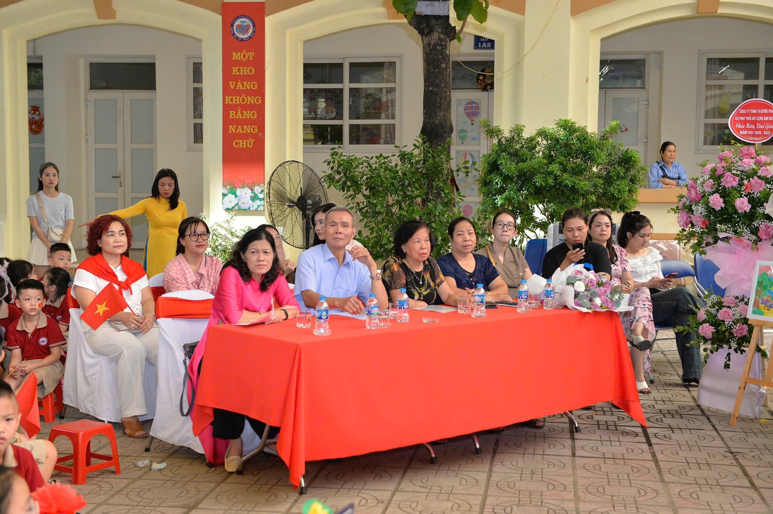 A group of people sitting at a table

AI-generated content may be incorrect.
