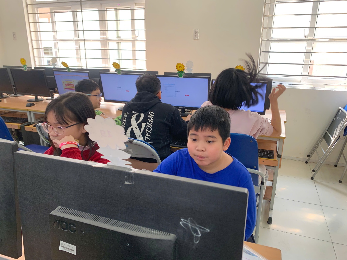 A group of people in a classroom

AI-generated content may be incorrect.