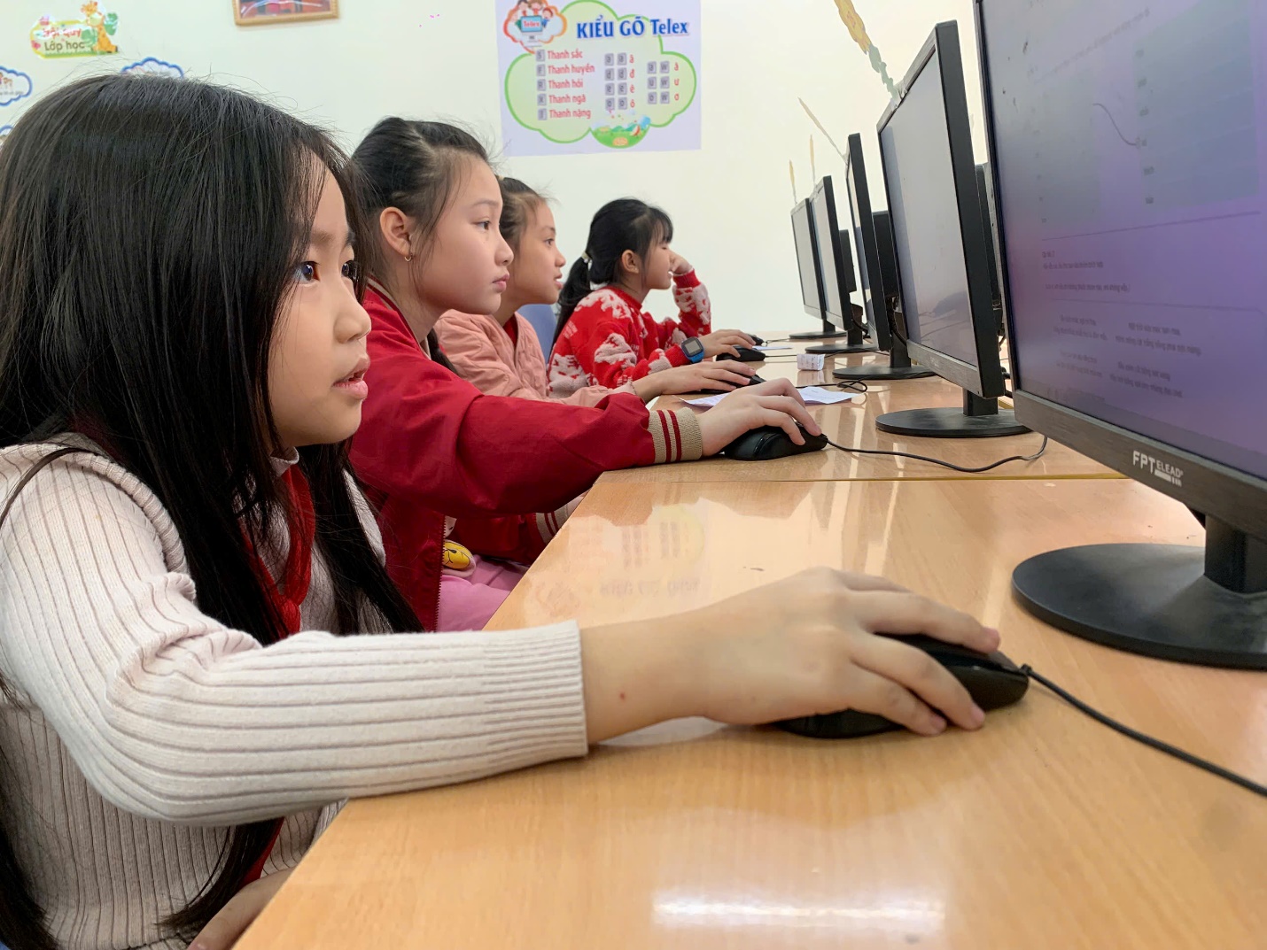 A group of children using computers

AI-generated content may be incorrect.