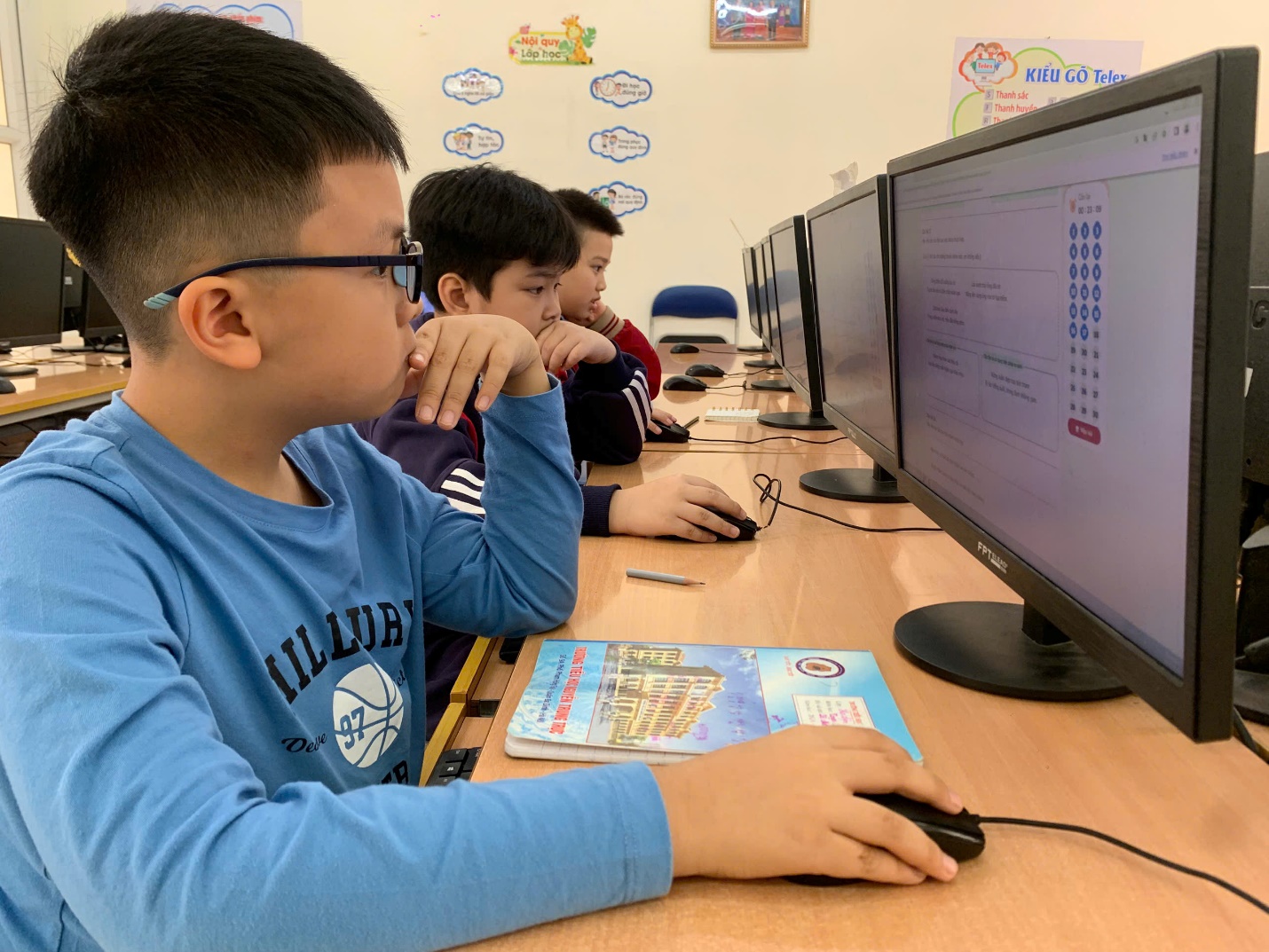 A group of kids sitting at a desk with computers

AI-generated content may be incorrect.