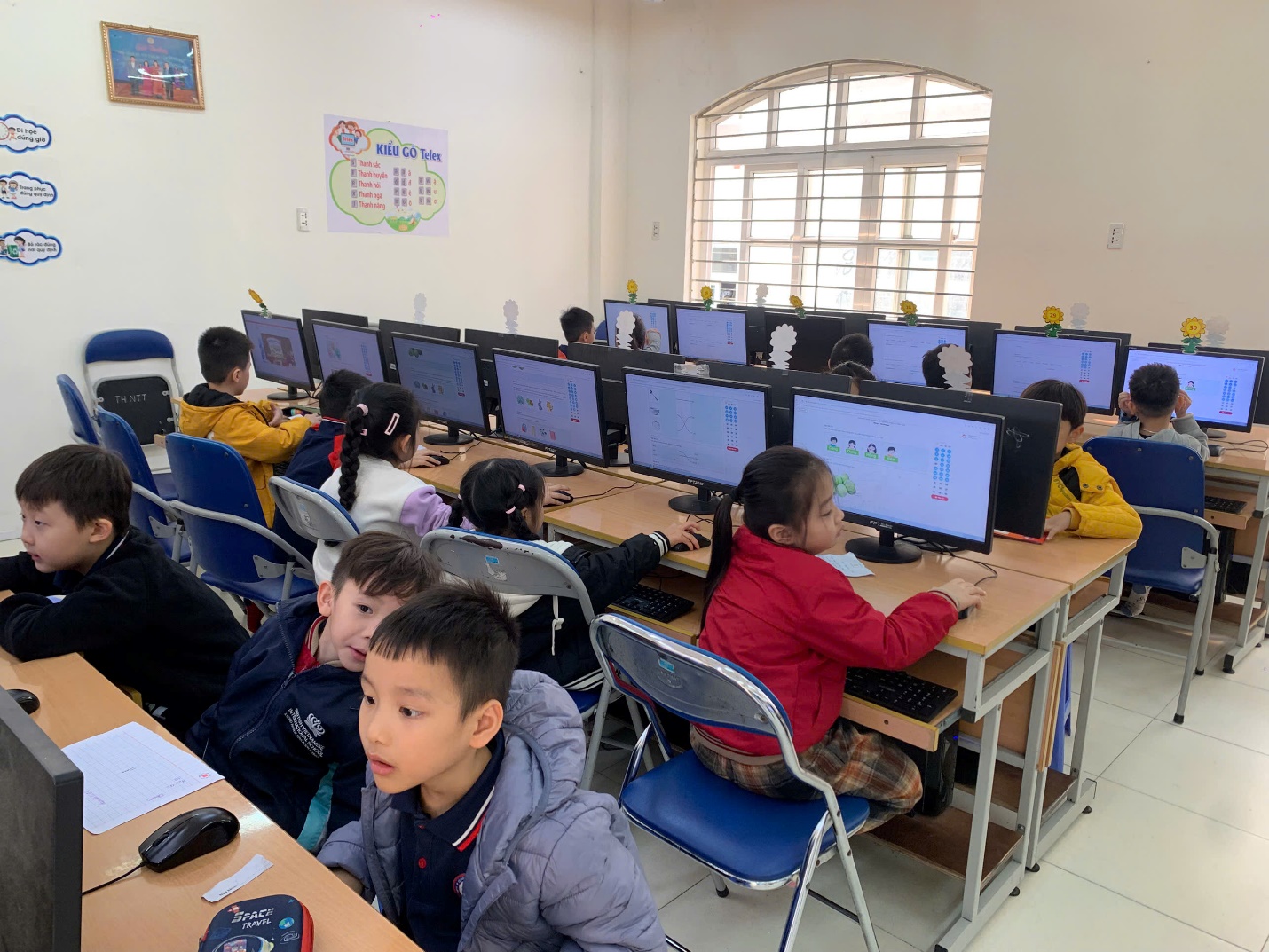 A group of children in a classroom

AI-generated content may be incorrect.