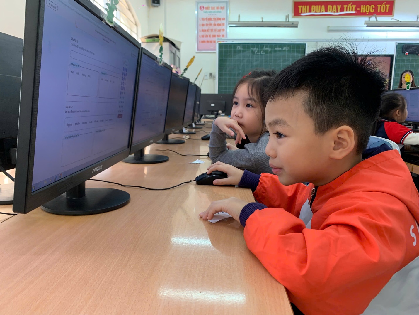 A group of kids sitting at a desk with computers

AI-generated content may be incorrect.