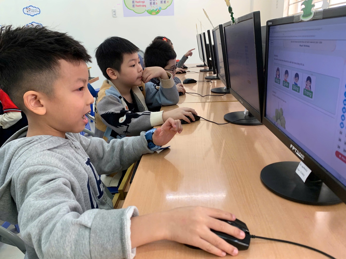 A group of kids using computers

AI-generated content may be incorrect.